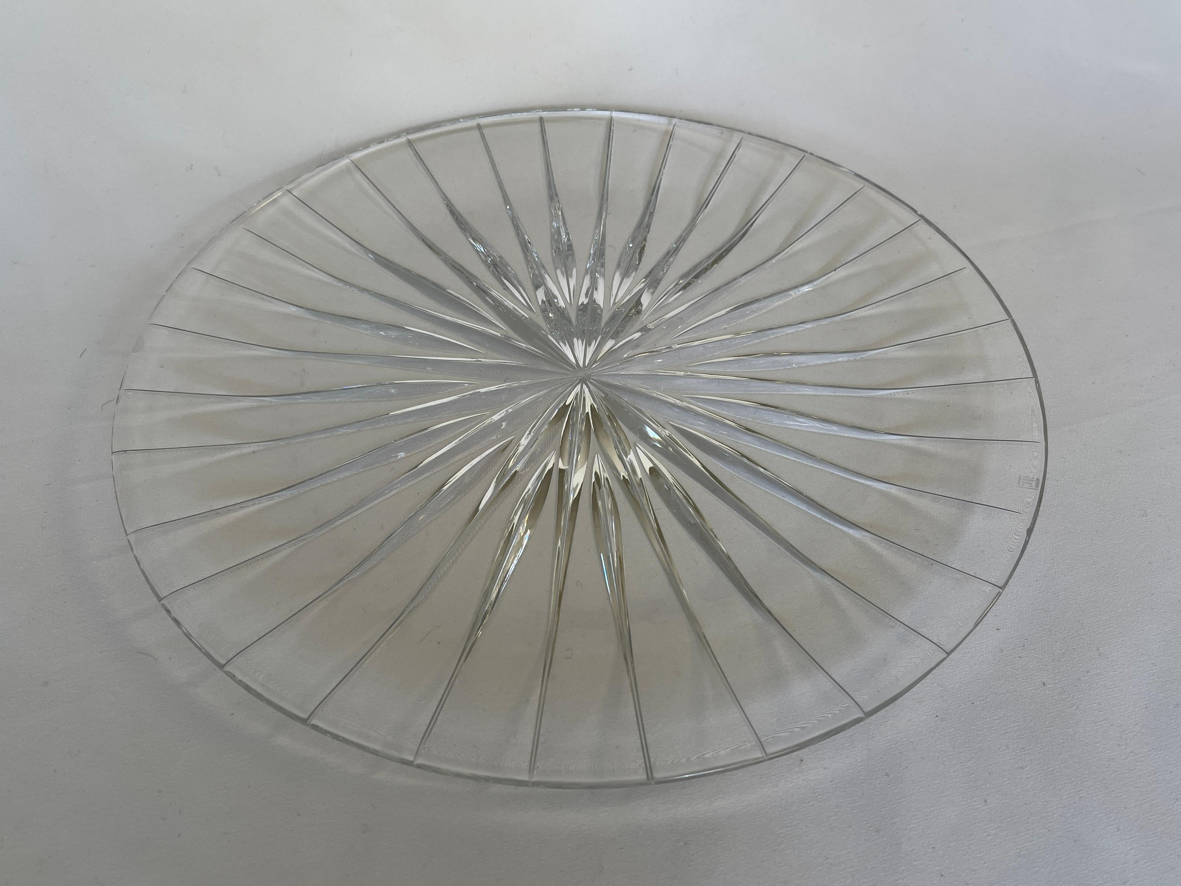 20ième siècle Grand plat de service rond en verre taillé en forme d'étoile, design Sunburst en vente