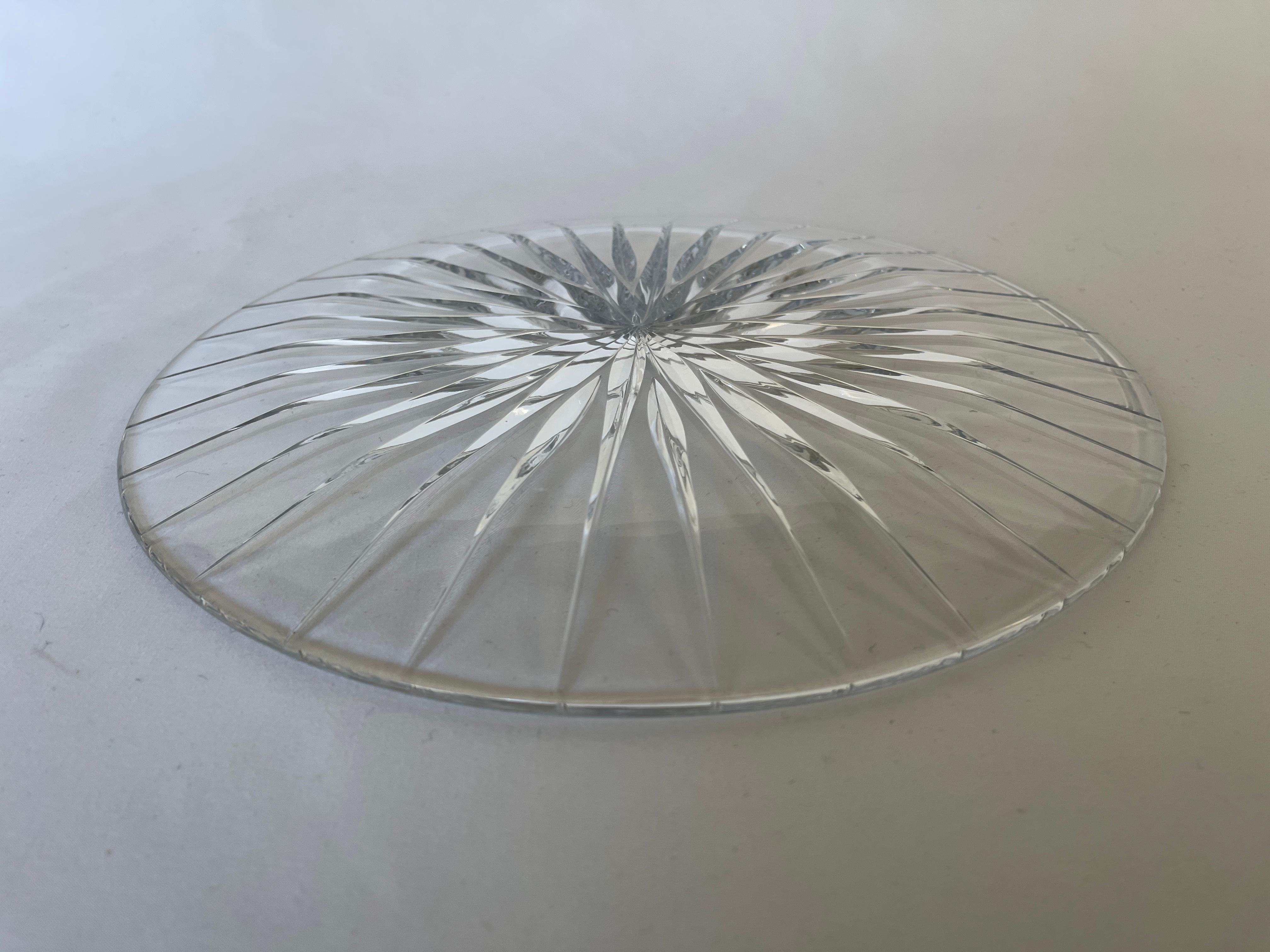 Large Sunburst Design Cut Glass Starburst Round Serving Platter Plate In Good Condition For Sale In New York, NY