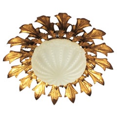Großer Sunburst Flush Mount aus vergoldetem Eisen mit matten Glaskugeln