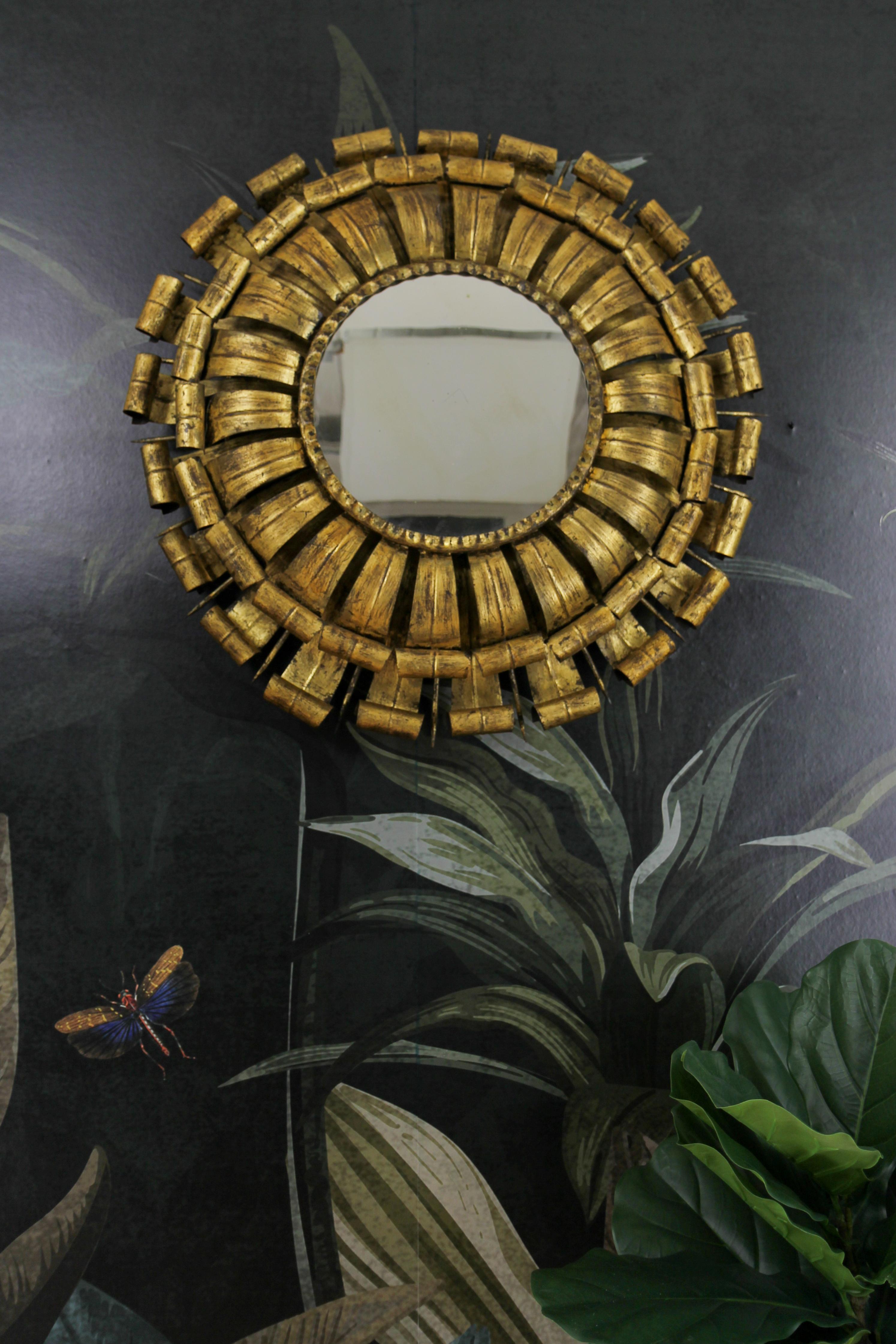 Große Wandleuchte aus vergoldetem Schmiedeeisen mit Spiegel, Spanien, ca. 1950er Jahre.
Diese beeindruckende Mid-Century Modern Zeitraum Sonne-förmigen Wandleuchte oder Hintergrundbeleuchtung Spiegel verfügt über eine vergoldete Schmiedeeisen zwei