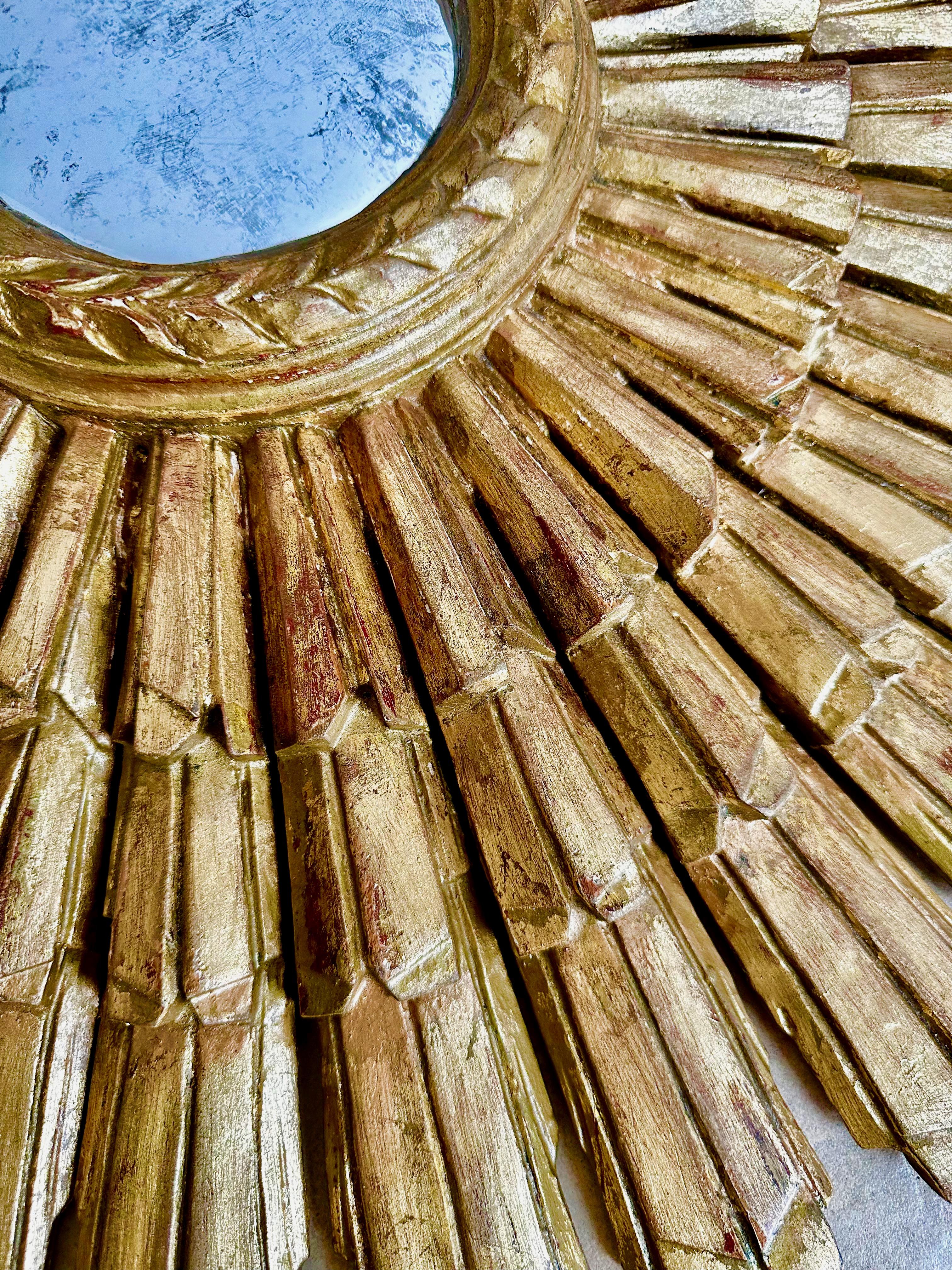 Milieu du XXe siècle Grand miroir mural convexe en bois doré Sunburst en vente