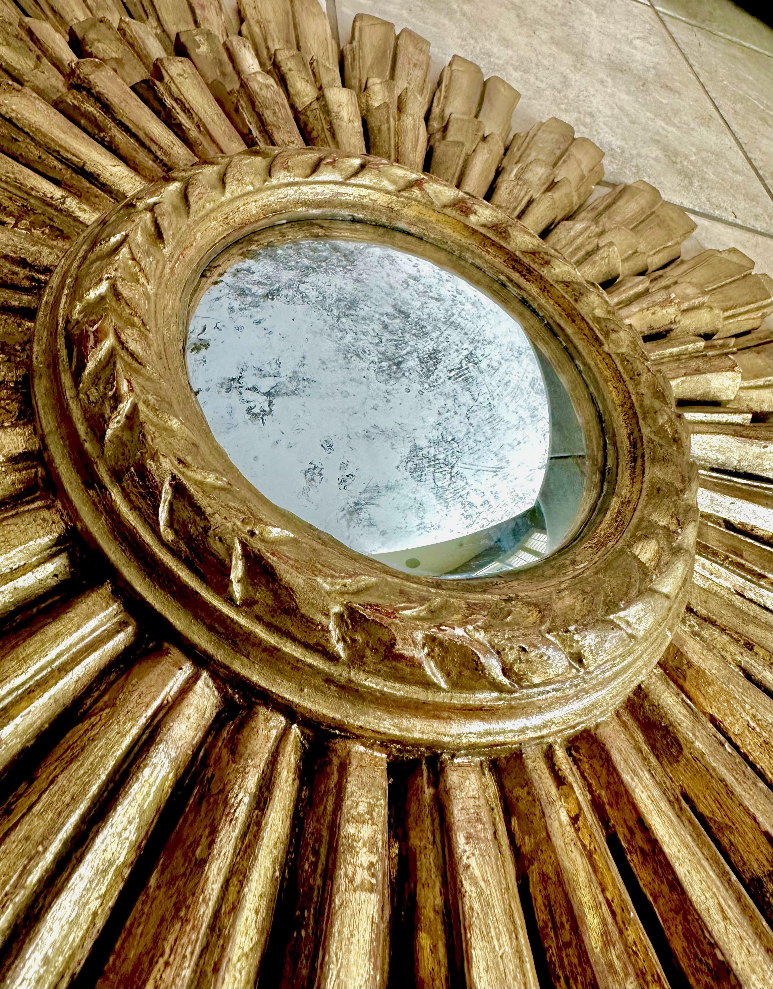 Grand miroir mural convexe en bois doré Sunburst en vente 1