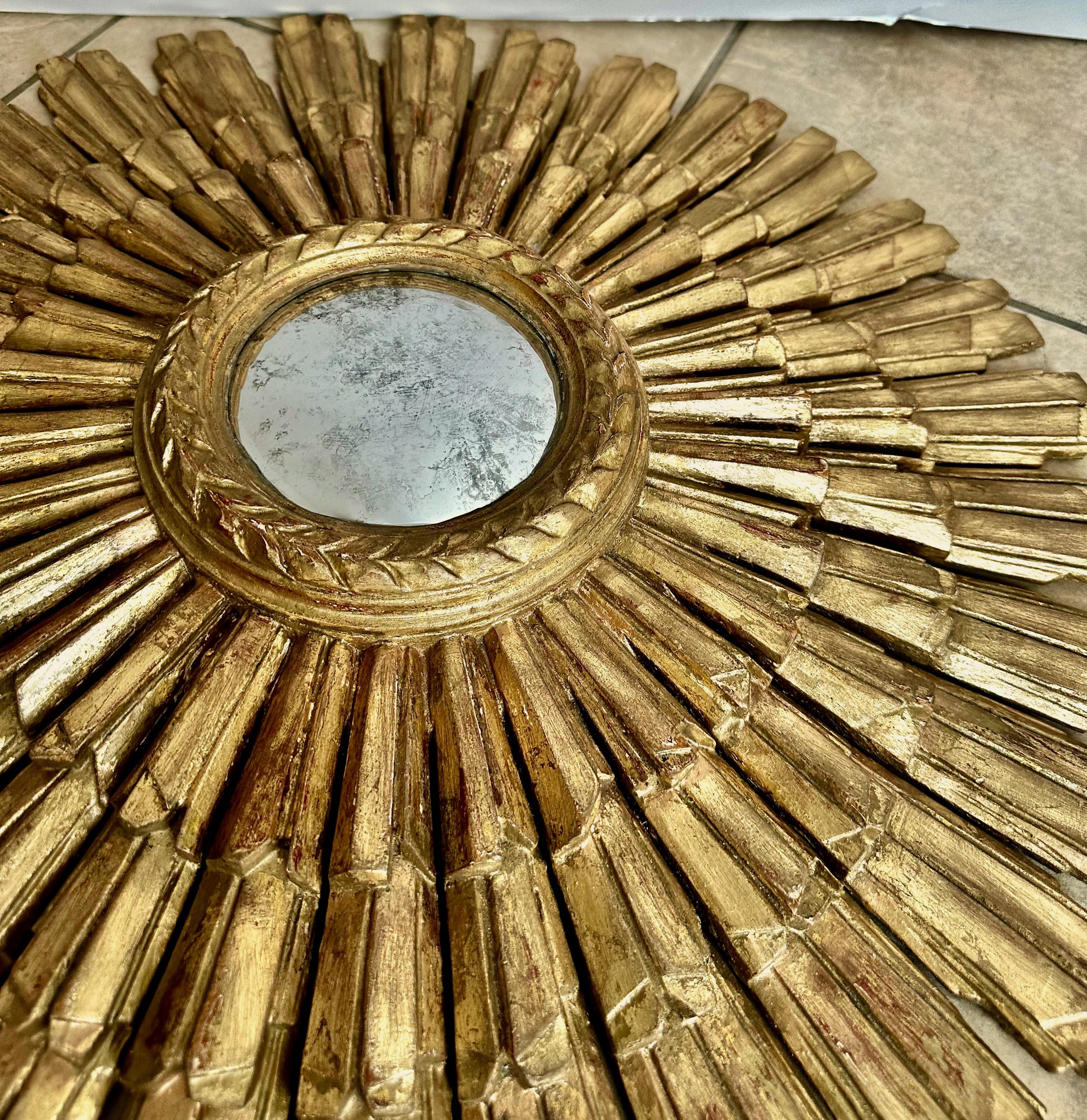 Grand miroir mural convexe en bois doré Sunburst en vente 2