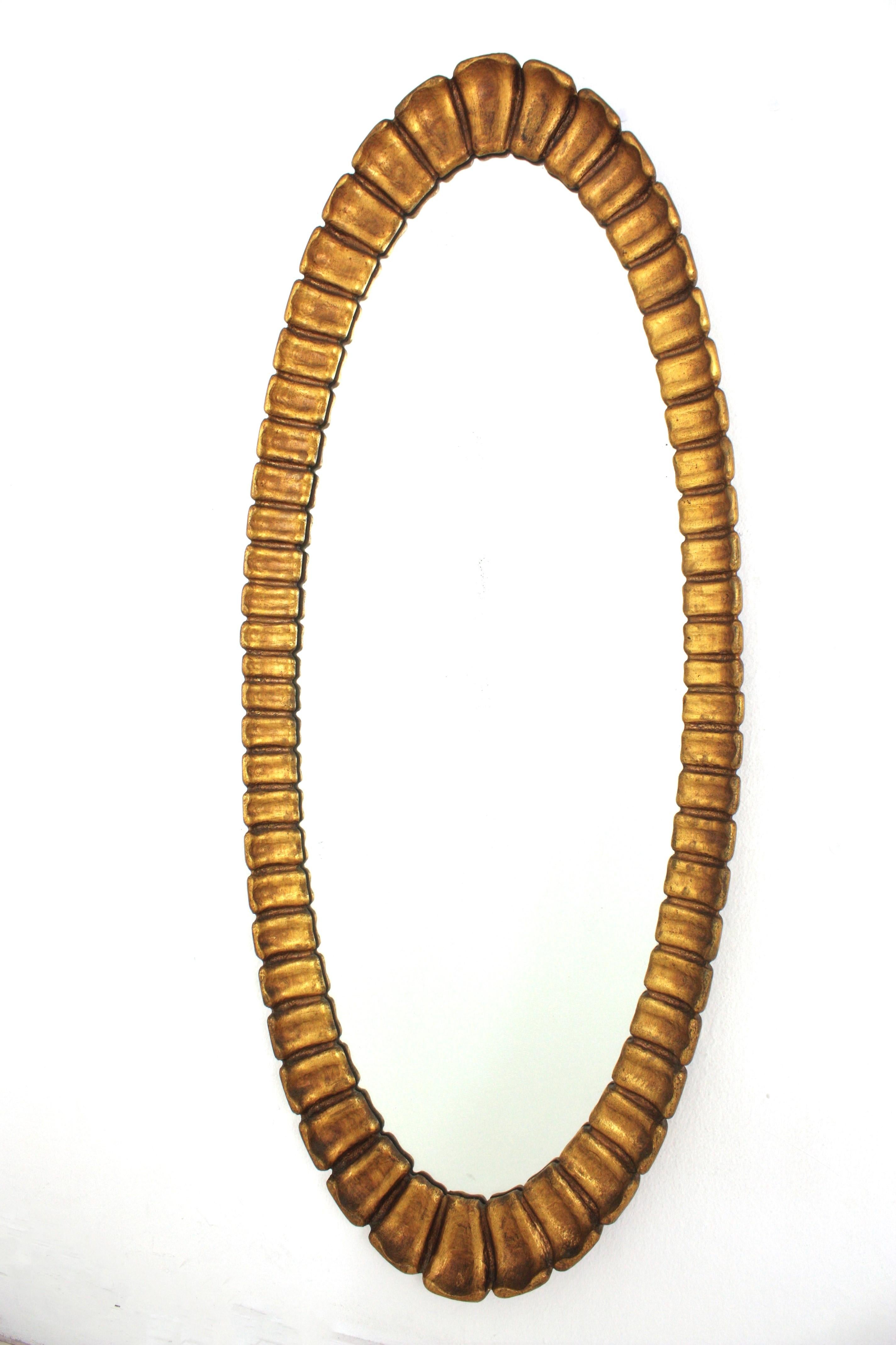 Grande specchio ovale in legno dorato Sunburst di Francisco Hurtado in vendita 3