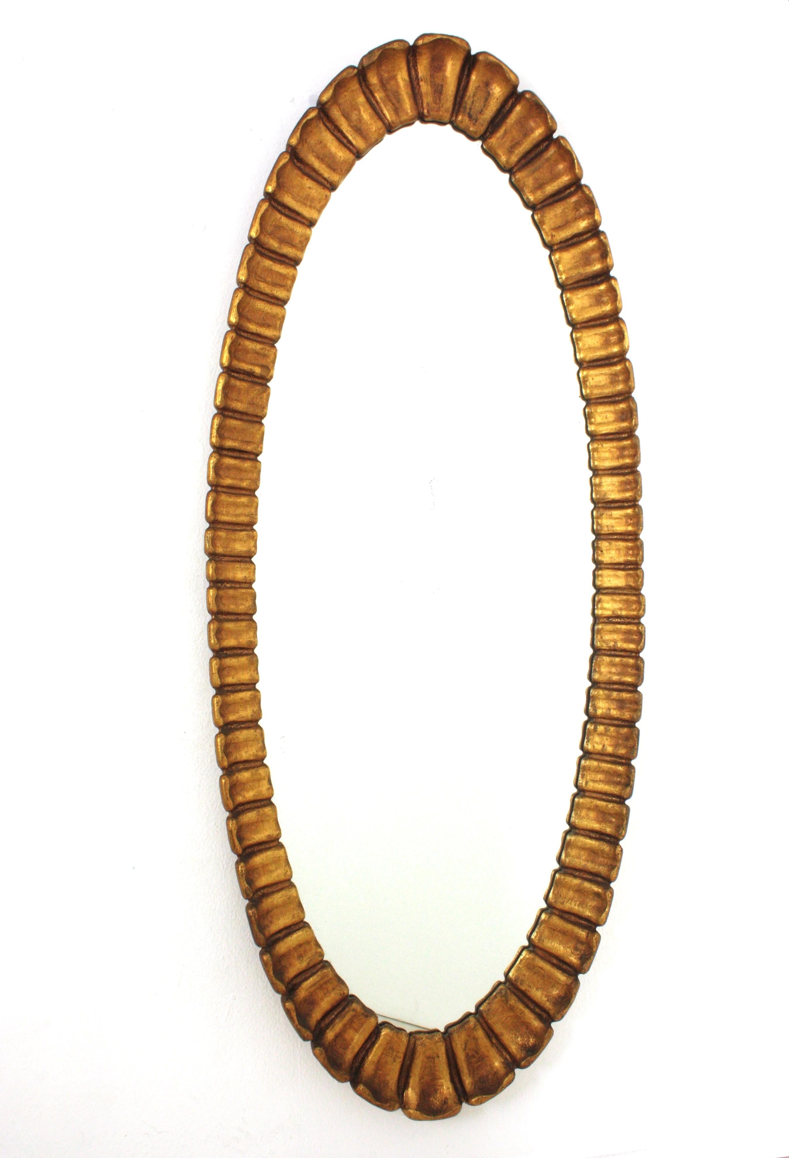 Specchio da parete smerlato in legno d'orato intagliato spagnolo a tutta lunghezza / Specchio Sunburst
Eccezionale specchio in legno dorato smerlato in stile Hollywood Regency finemente intagliato e dorato a foglia d'oro.
Prodotto da Francisco
