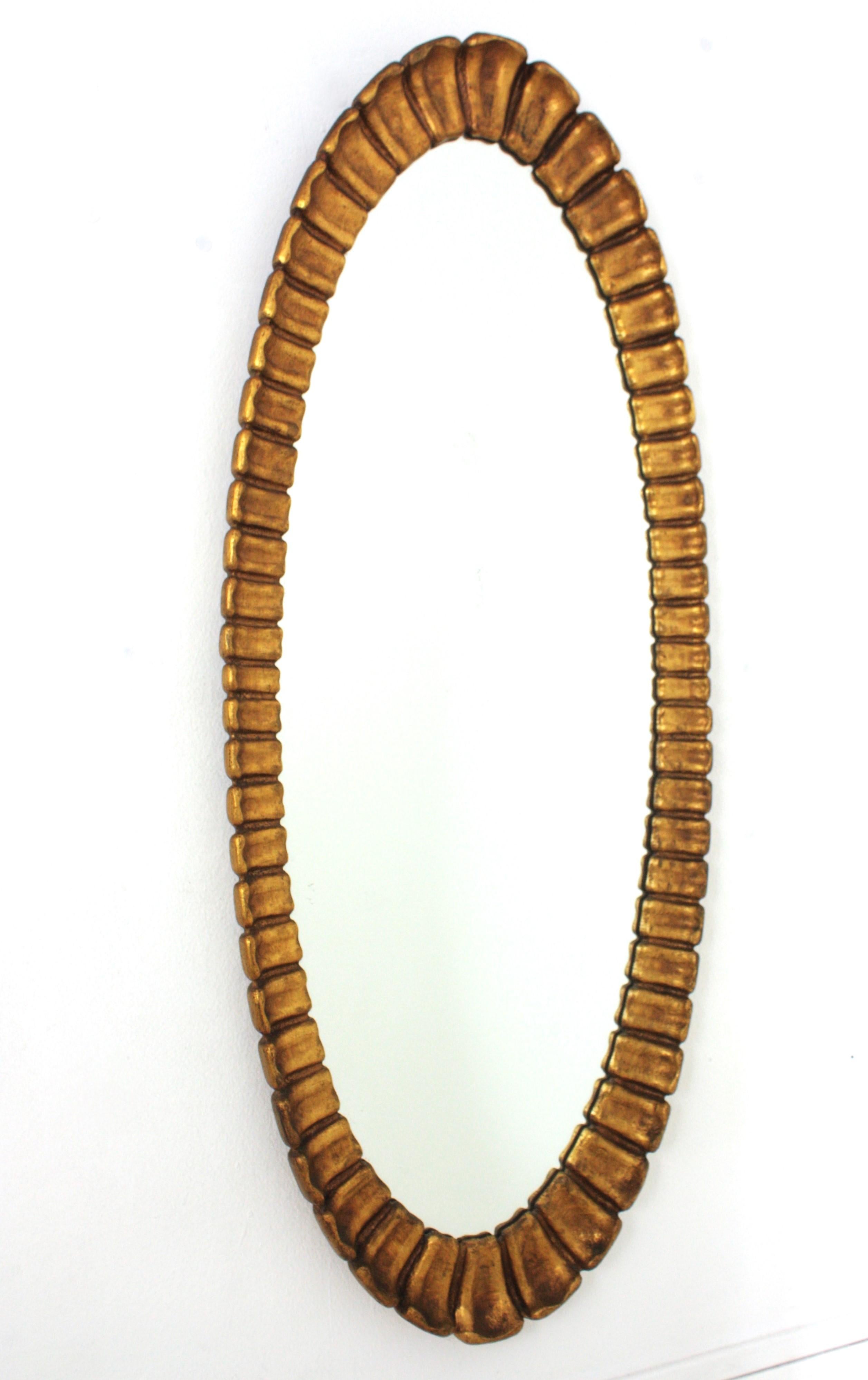 Mid-Century moderno Grande specchio ovale in legno dorato Sunburst di Francisco Hurtado in vendita