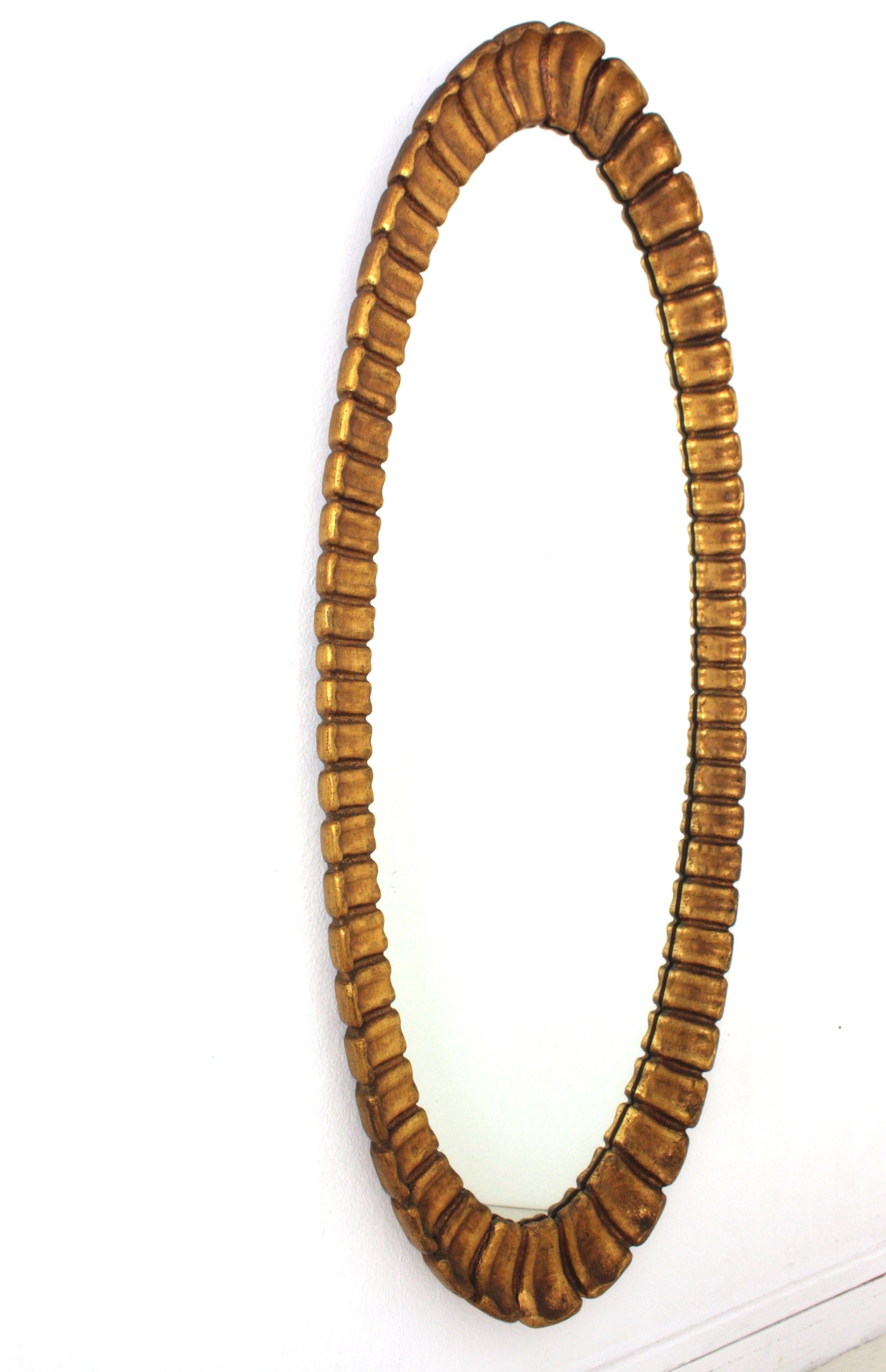Spagnolo Grande specchio ovale in legno dorato Sunburst di Francisco Hurtado in vendita