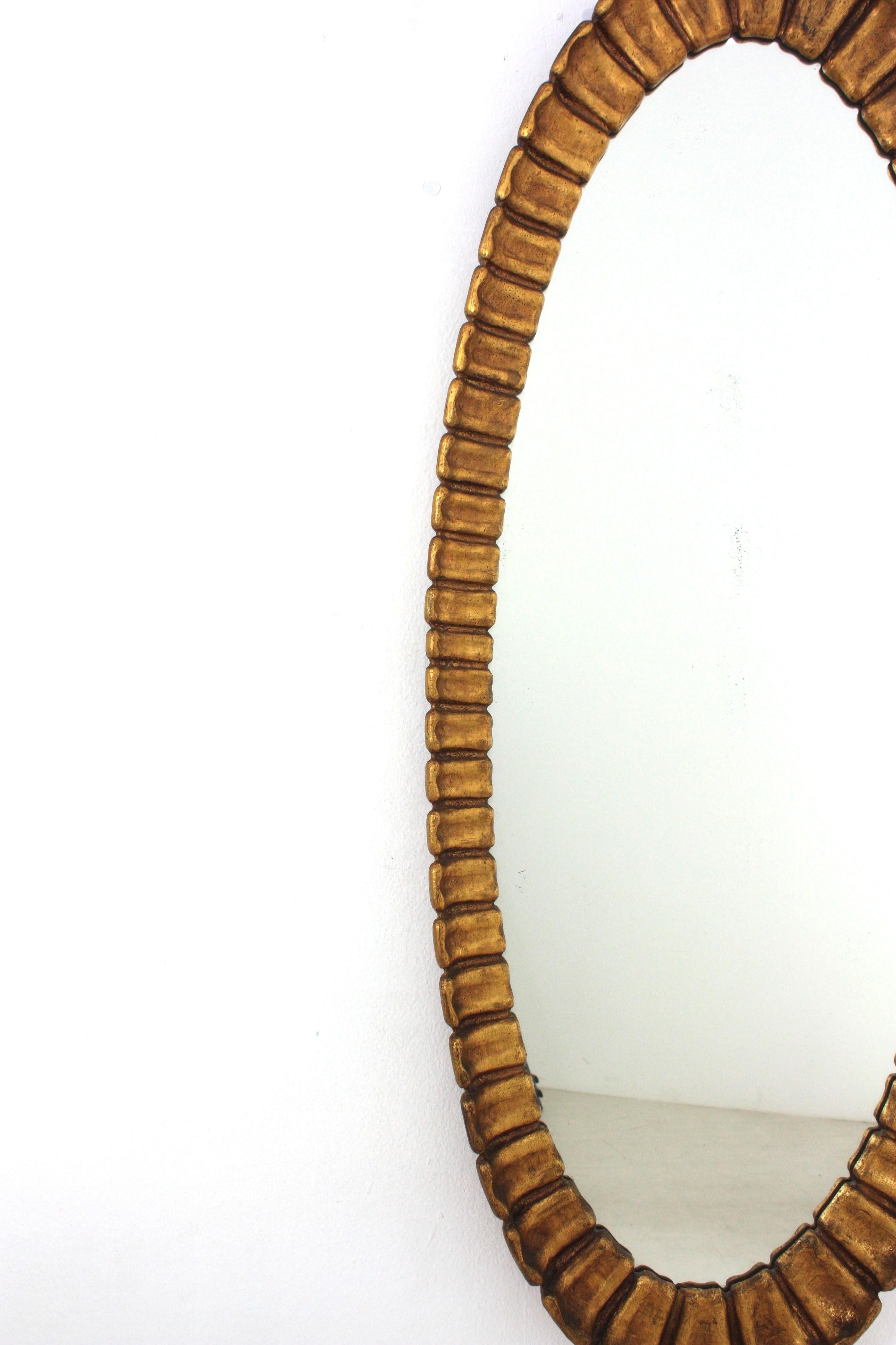 Grande specchio ovale in legno dorato Sunburst di Francisco Hurtado in vendita 1