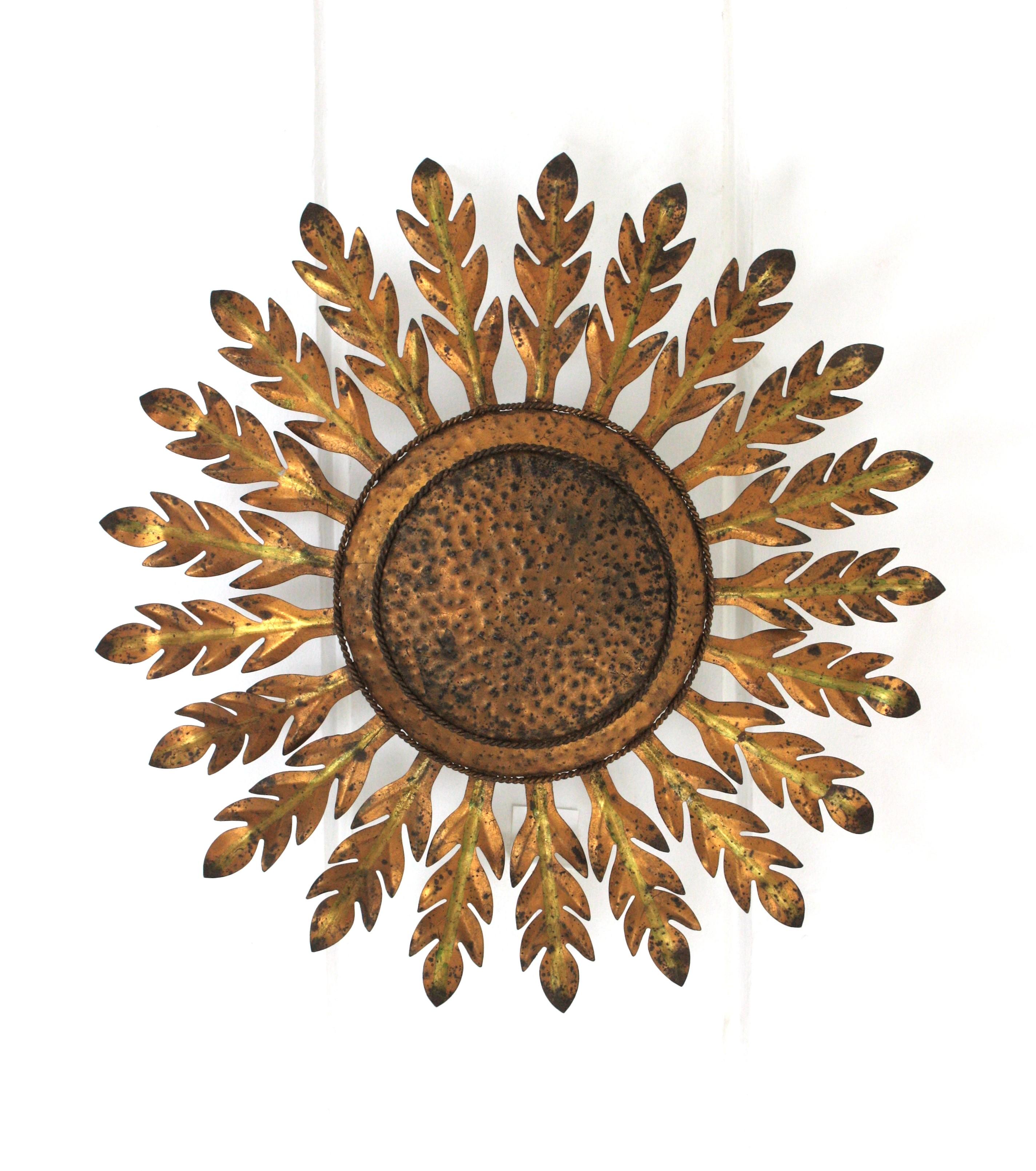 Große Sunburst-Leuchte / Flush Mount aus vergoldetem Eisen im Angebot 3