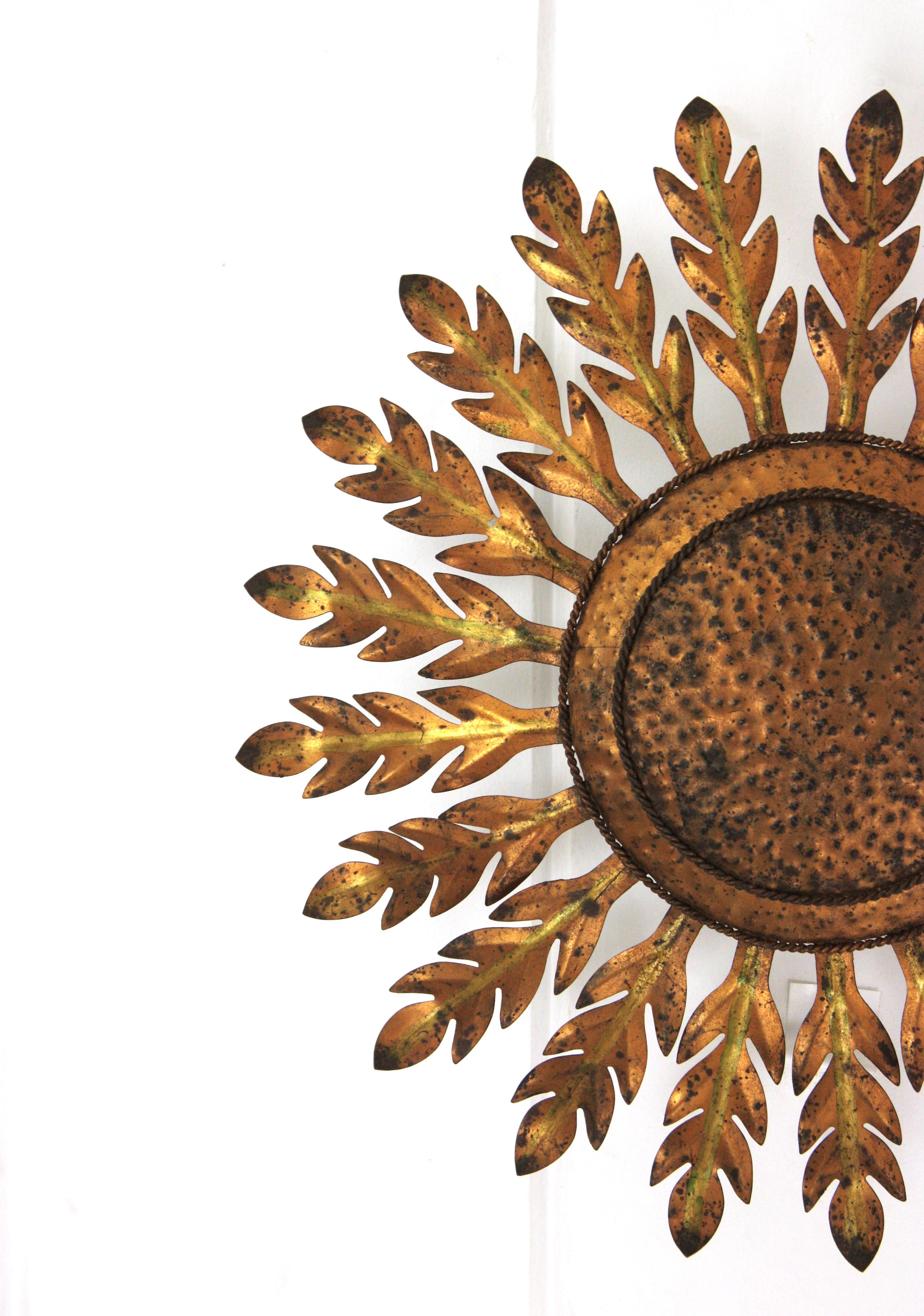 Große Sunburst-Leuchte / Flush Mount aus vergoldetem Eisen im Angebot 4