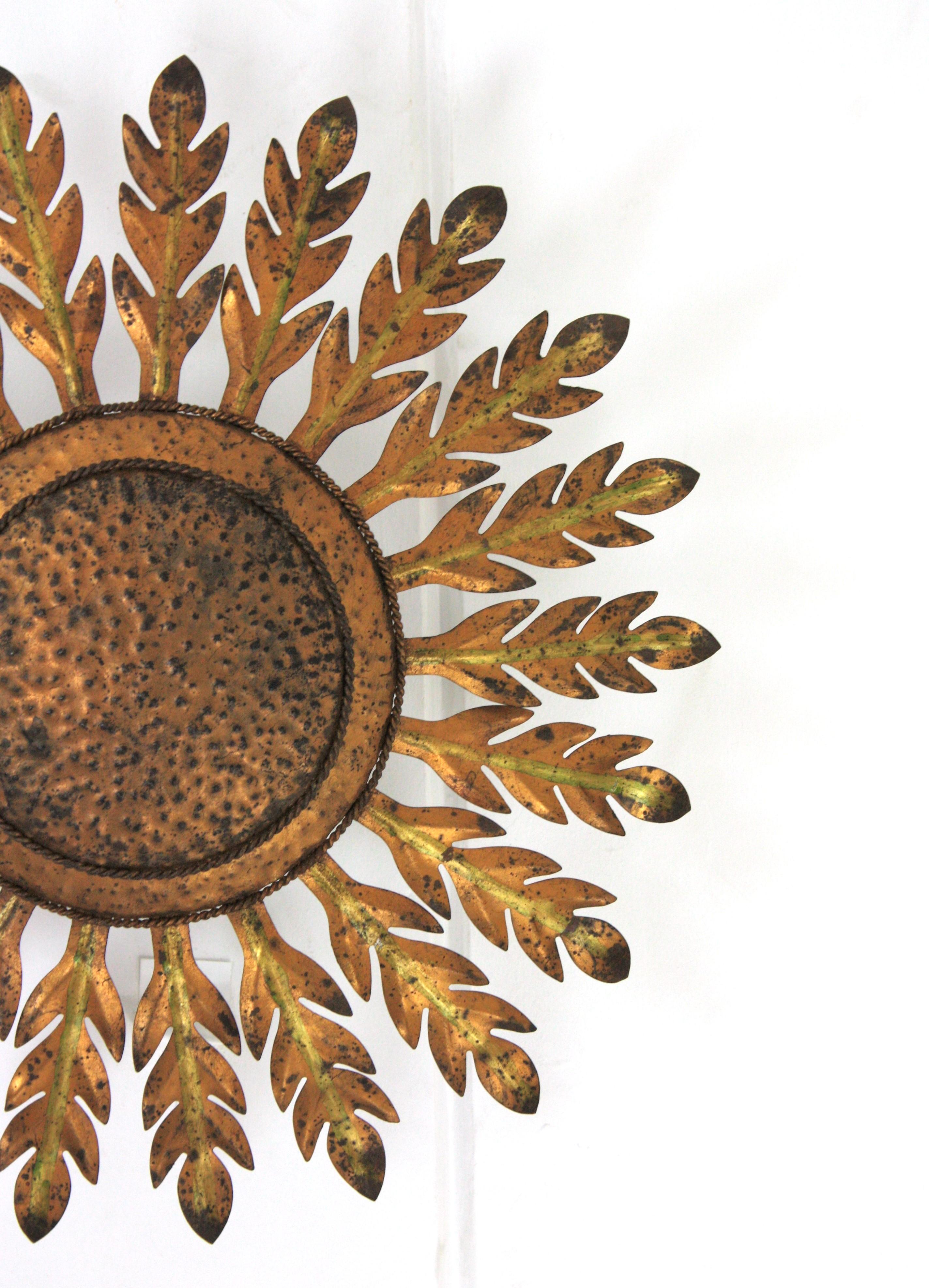 Große Sunburst-Leuchte / Flush Mount aus vergoldetem Eisen im Angebot 5