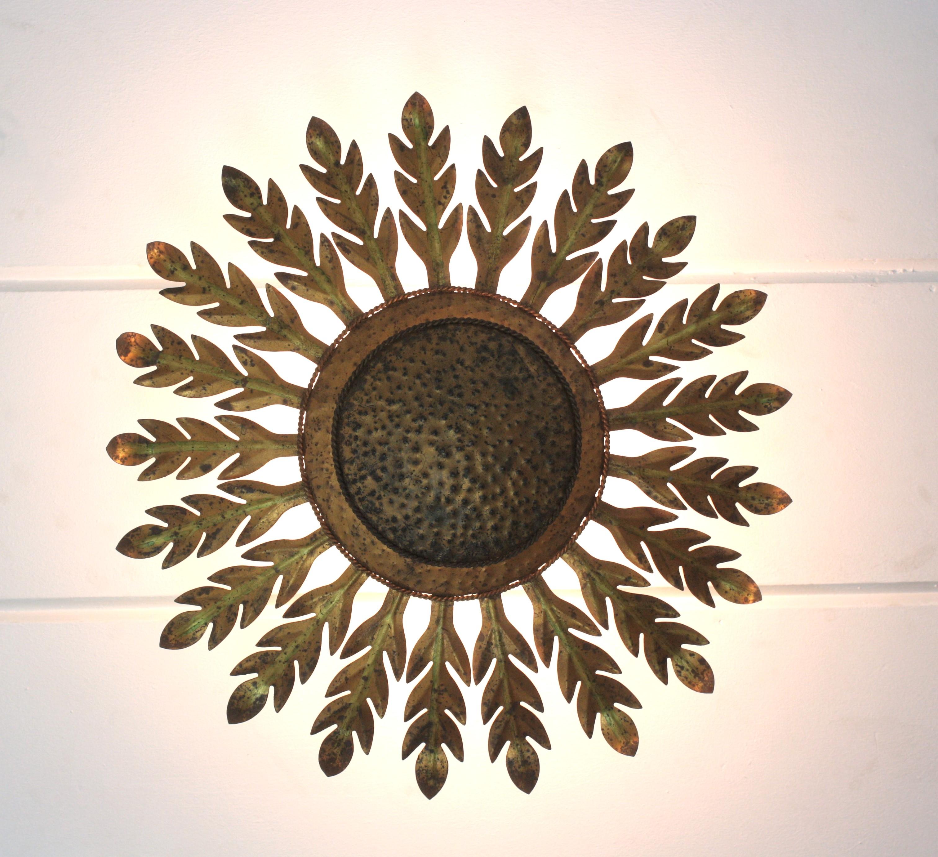 Große Sunburst-Leuchte / Flush Mount aus vergoldetem Eisen im Angebot 8