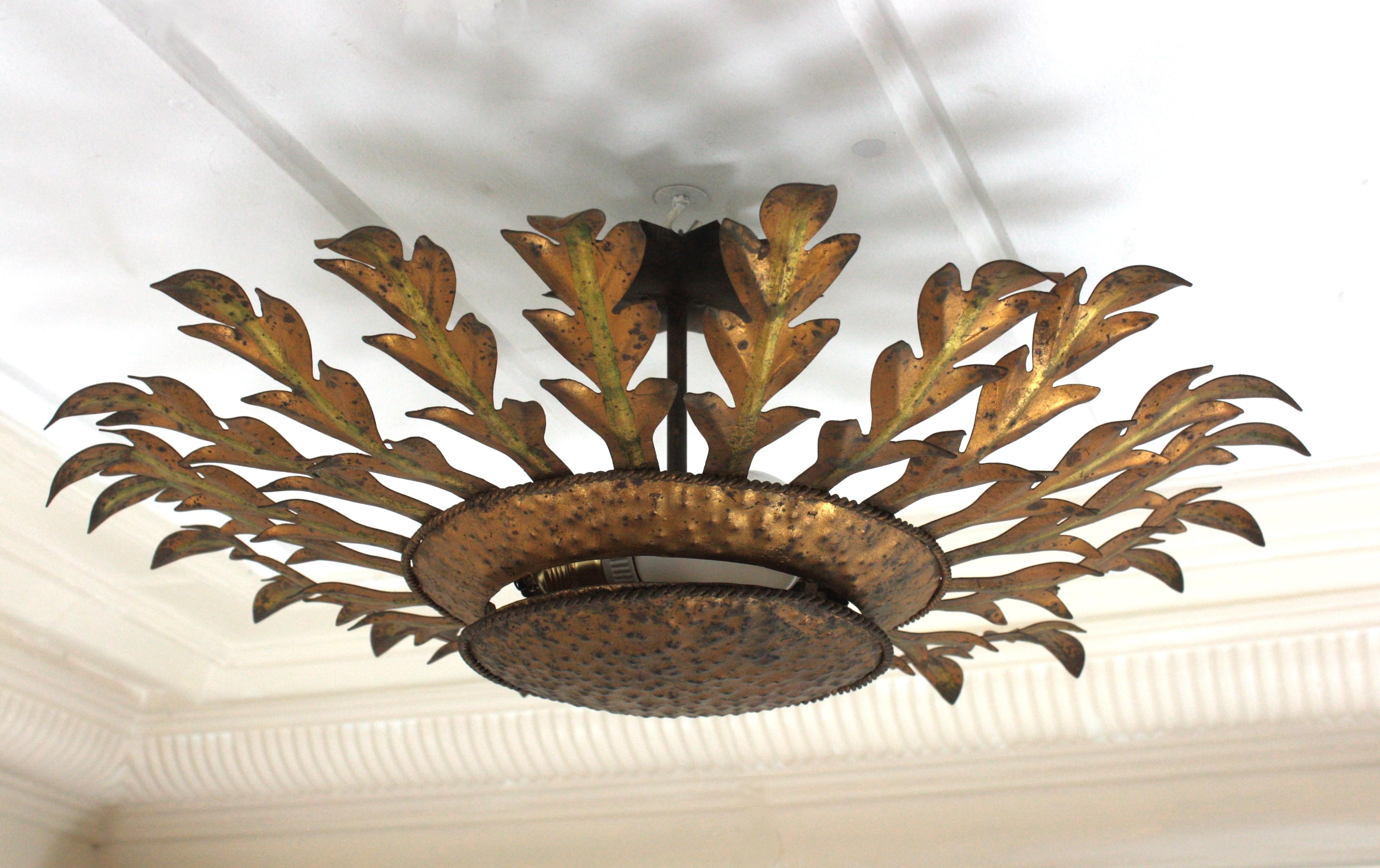 Große Sunburst-Leuchte / Flush Mount aus vergoldetem Eisen im Angebot 9