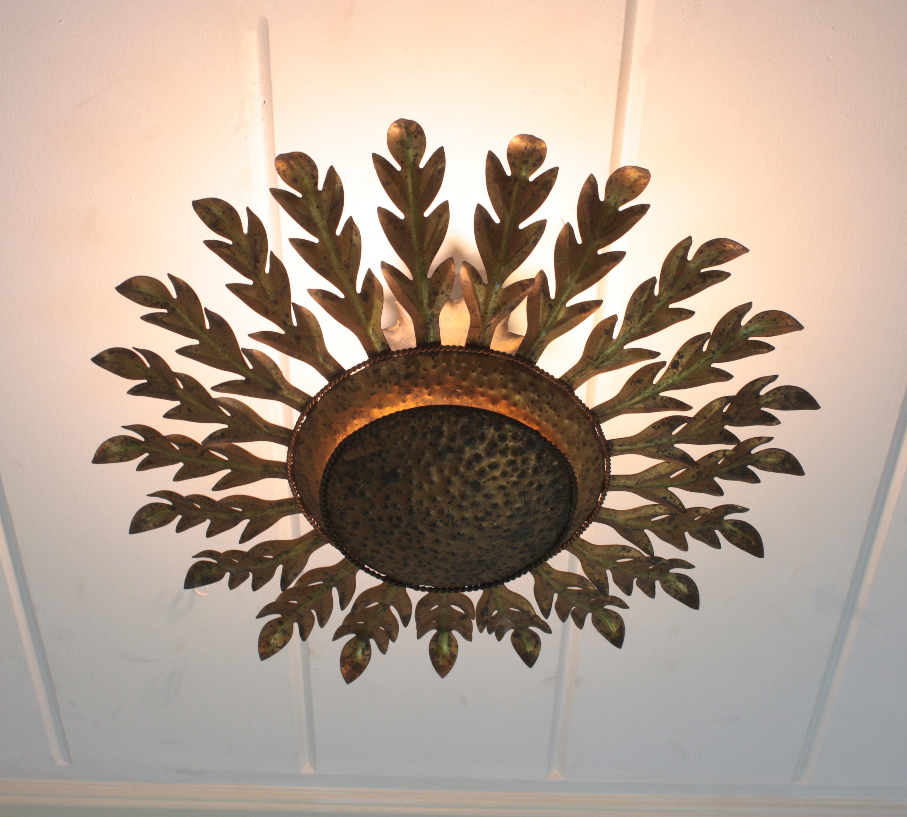 Große Sunburst-Leuchte / Flush Mount aus vergoldetem Eisen (Moderne der Mitte des Jahrhunderts) im Angebot