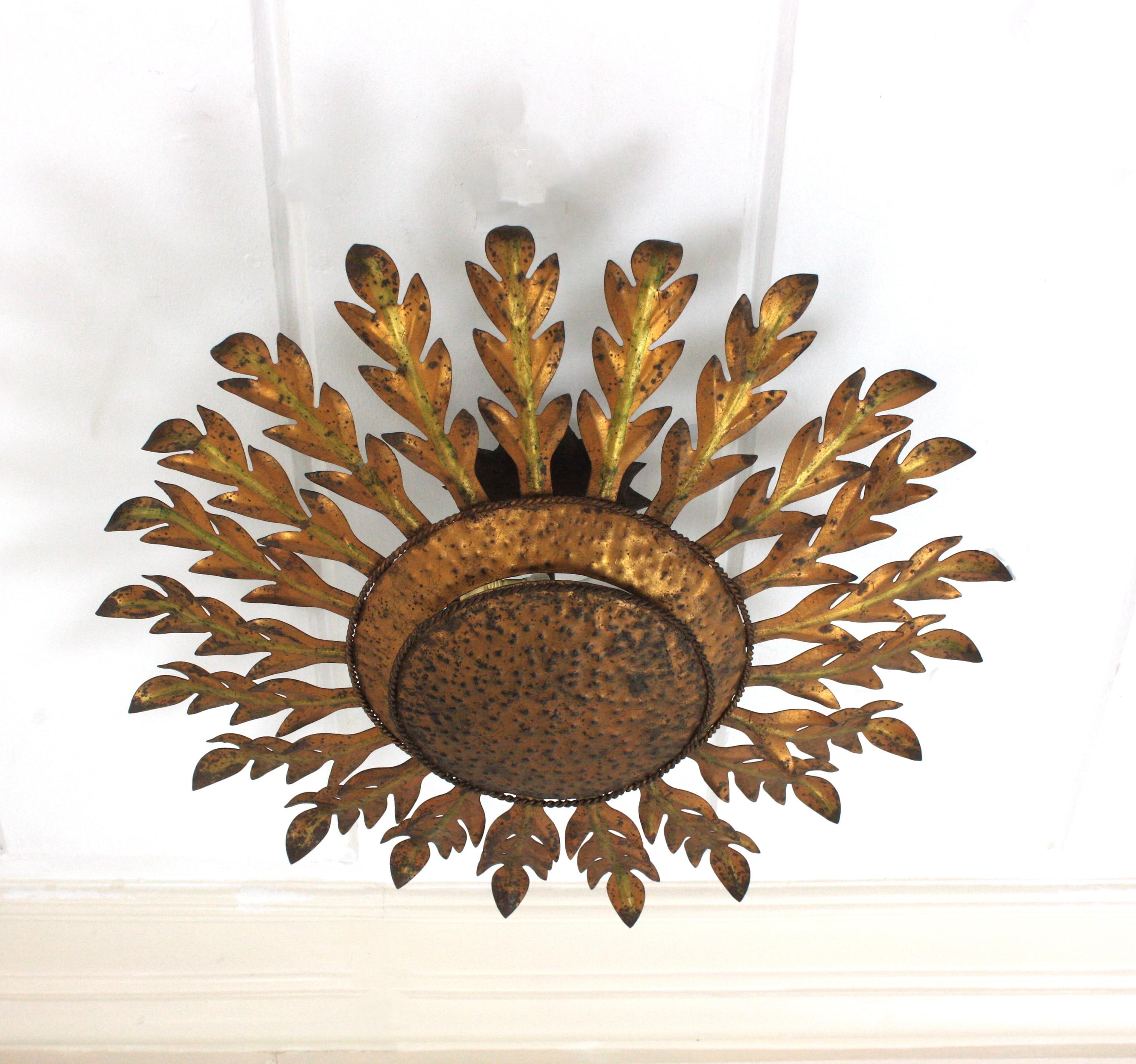 Große Sunburst-Leuchte / Flush Mount aus vergoldetem Eisen (Spanisch) im Angebot