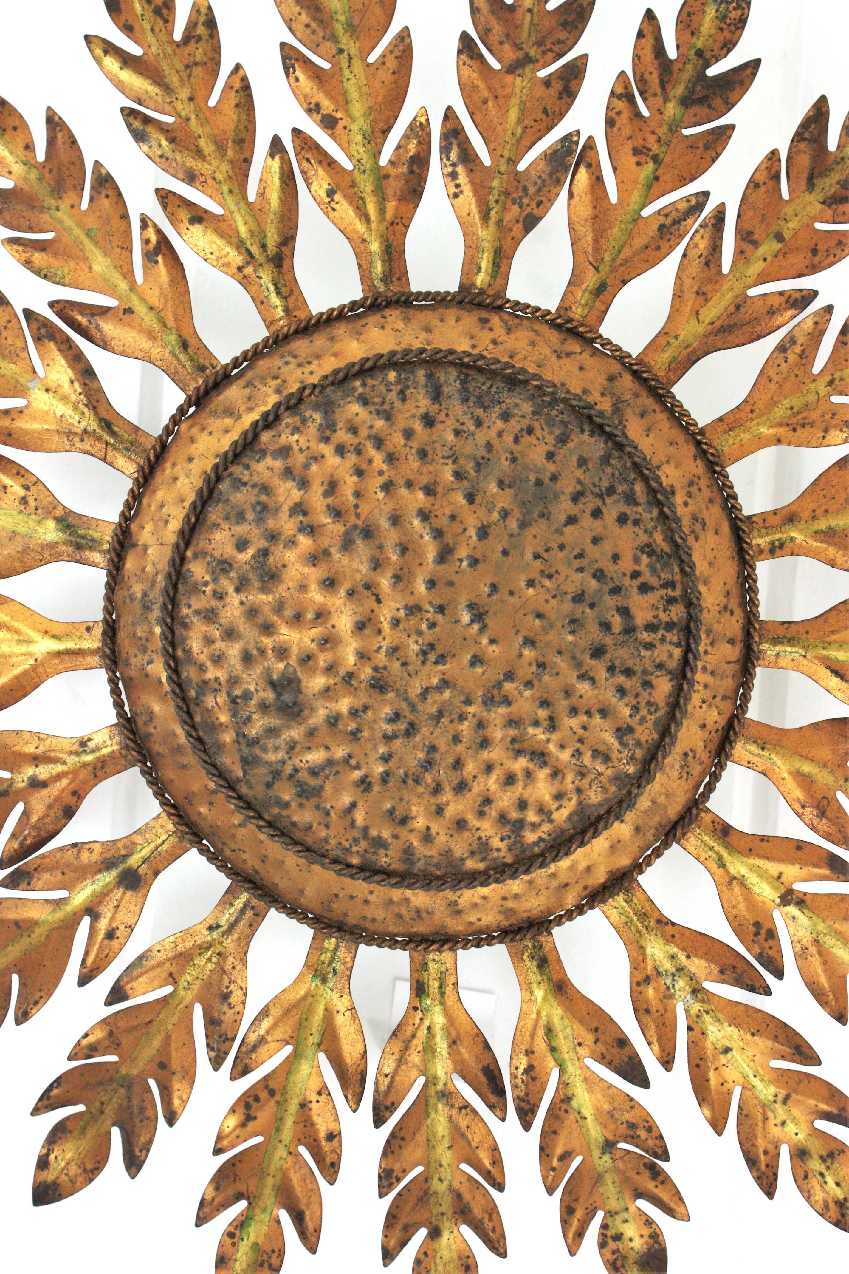 Große Sunburst-Leuchte / Flush Mount aus vergoldetem Eisen (Vergoldet) im Angebot