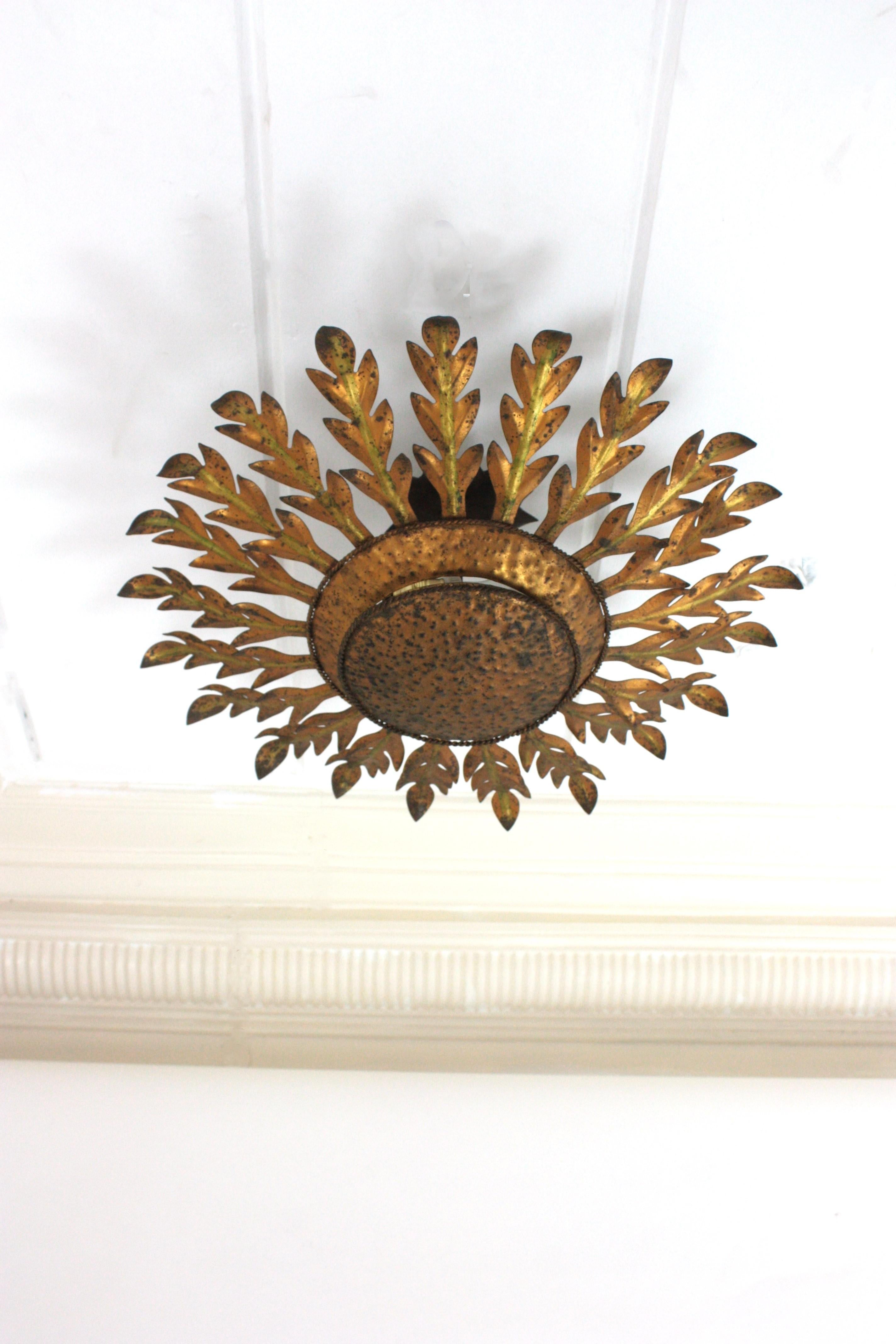 Große Sunburst-Leuchte / Flush Mount aus vergoldetem Eisen im Zustand „Gut“ im Angebot in Barcelona, ES