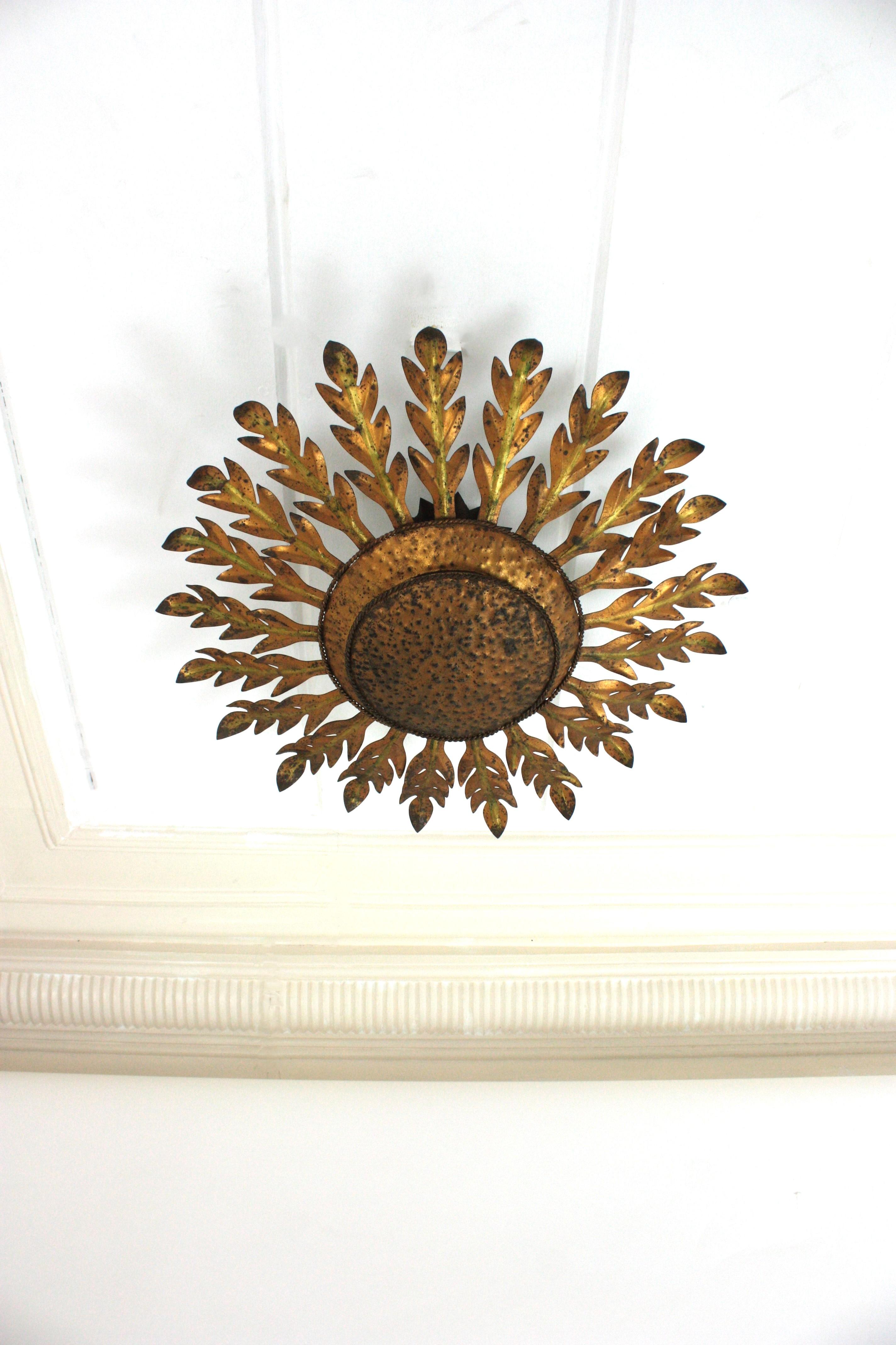 Große Sunburst-Leuchte / Flush Mount aus vergoldetem Eisen (20. Jahrhundert) im Angebot