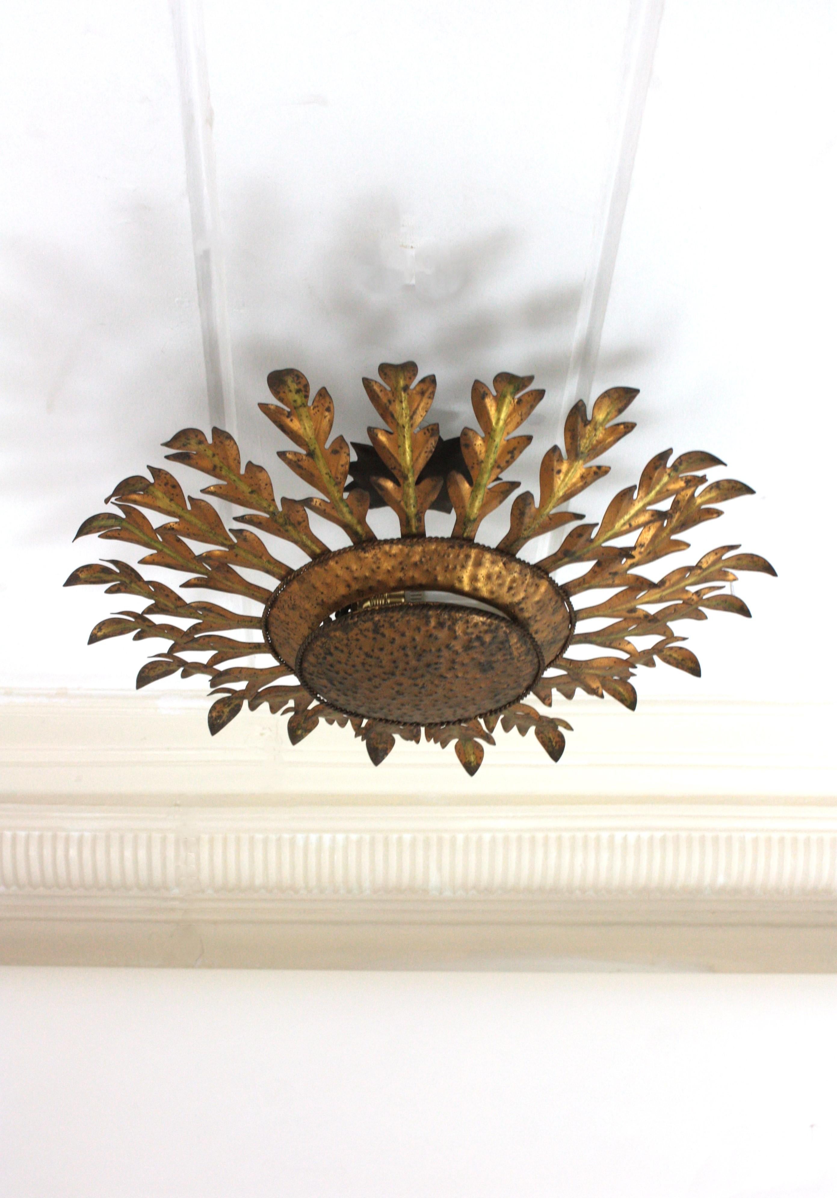 Große Sunburst-Leuchte / Flush Mount aus vergoldetem Eisen im Angebot 1