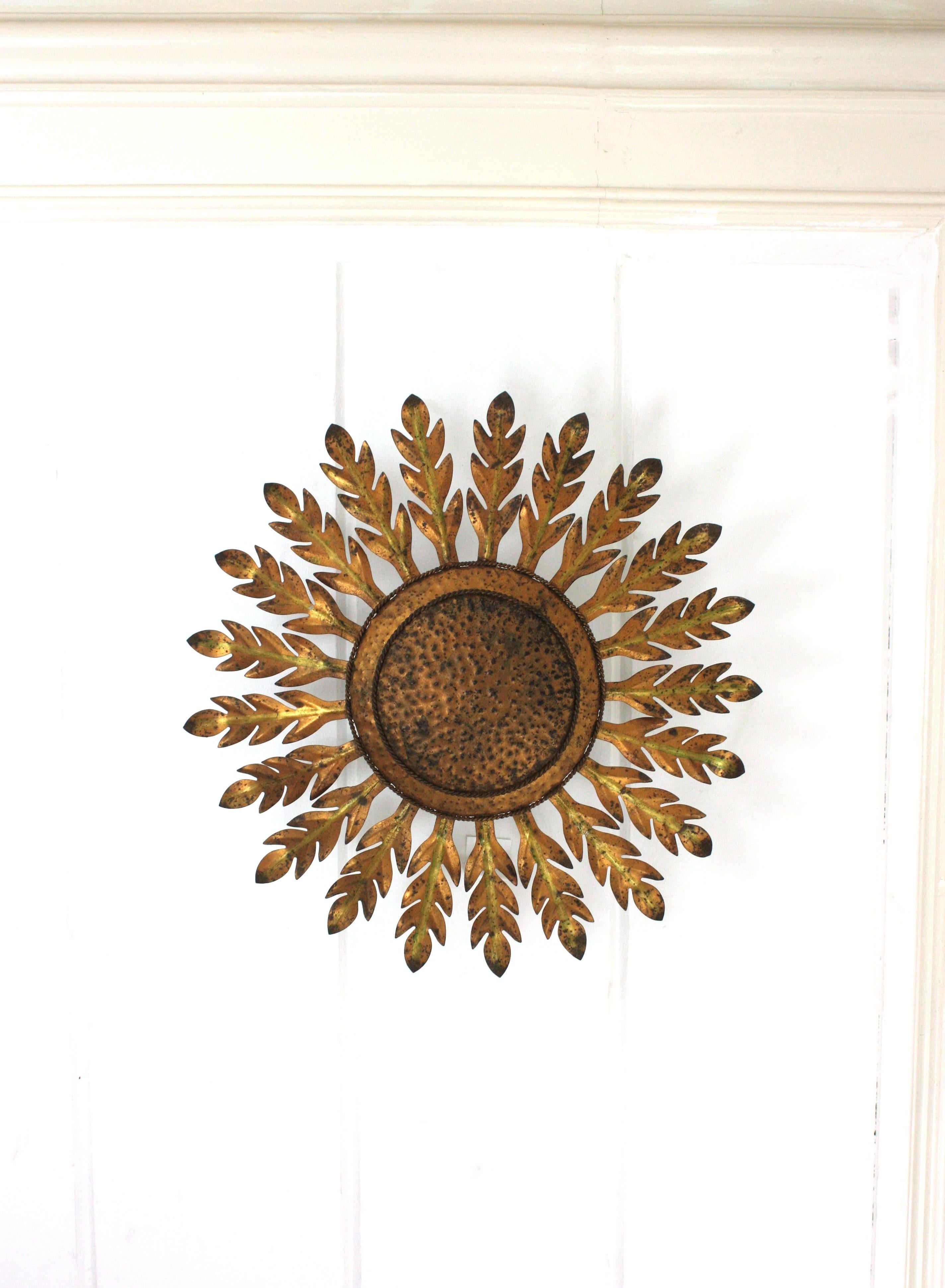 Große Sunburst-Leuchte / Flush Mount aus vergoldetem Eisen im Angebot 2