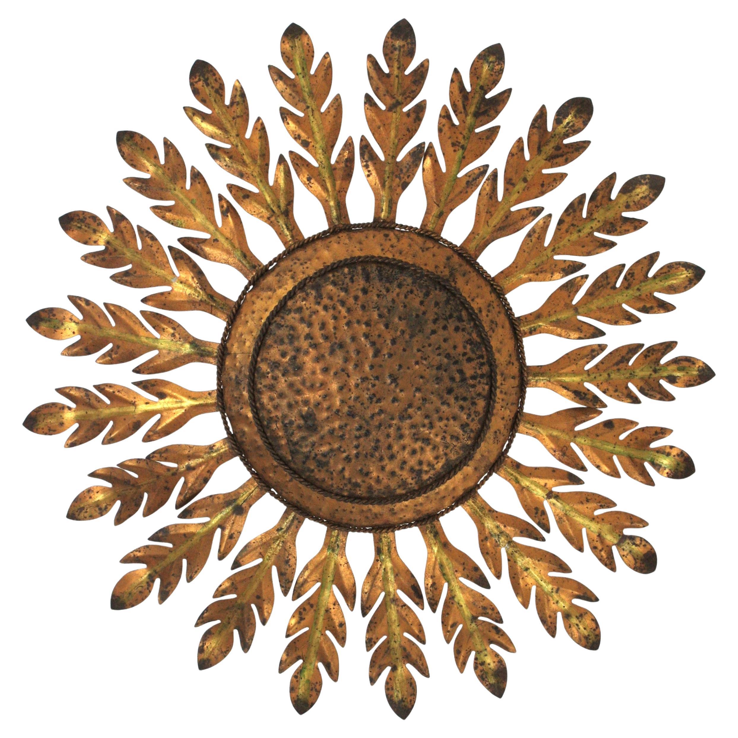 Große Sunburst-Leuchte / Flush Mount aus vergoldetem Eisen