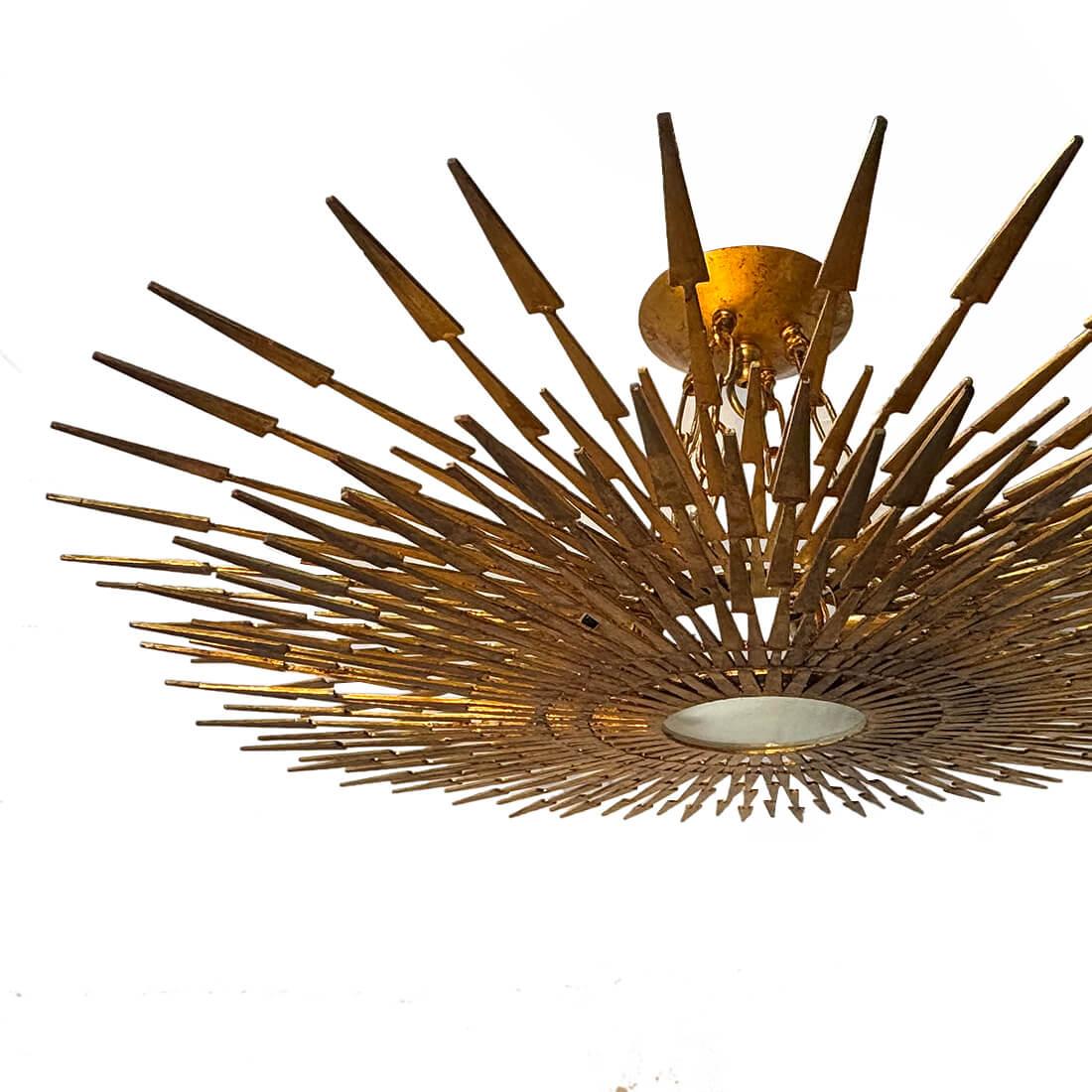 Un luminaire français en forme de soleil, datant des années 1930, avec 12 lumières intérieures. Double étage, avec des lumières entre les deux étages.

Mesures :
Hauteur de la présentation : 13
