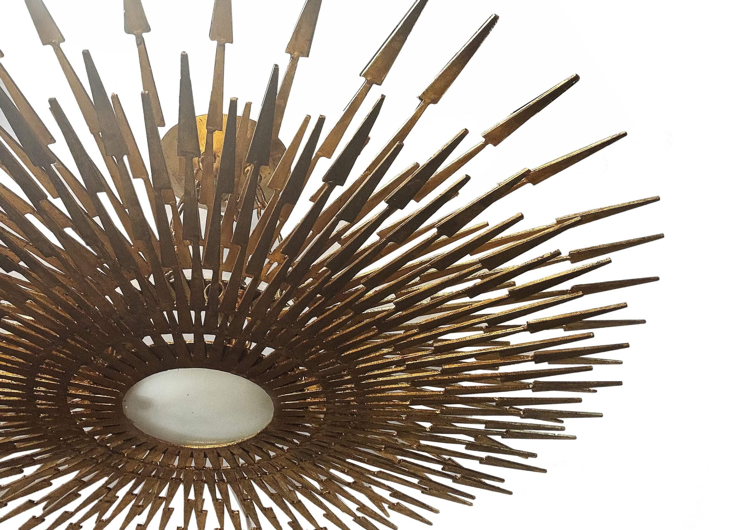 Français Grand luminaire en forme de soleil en vente