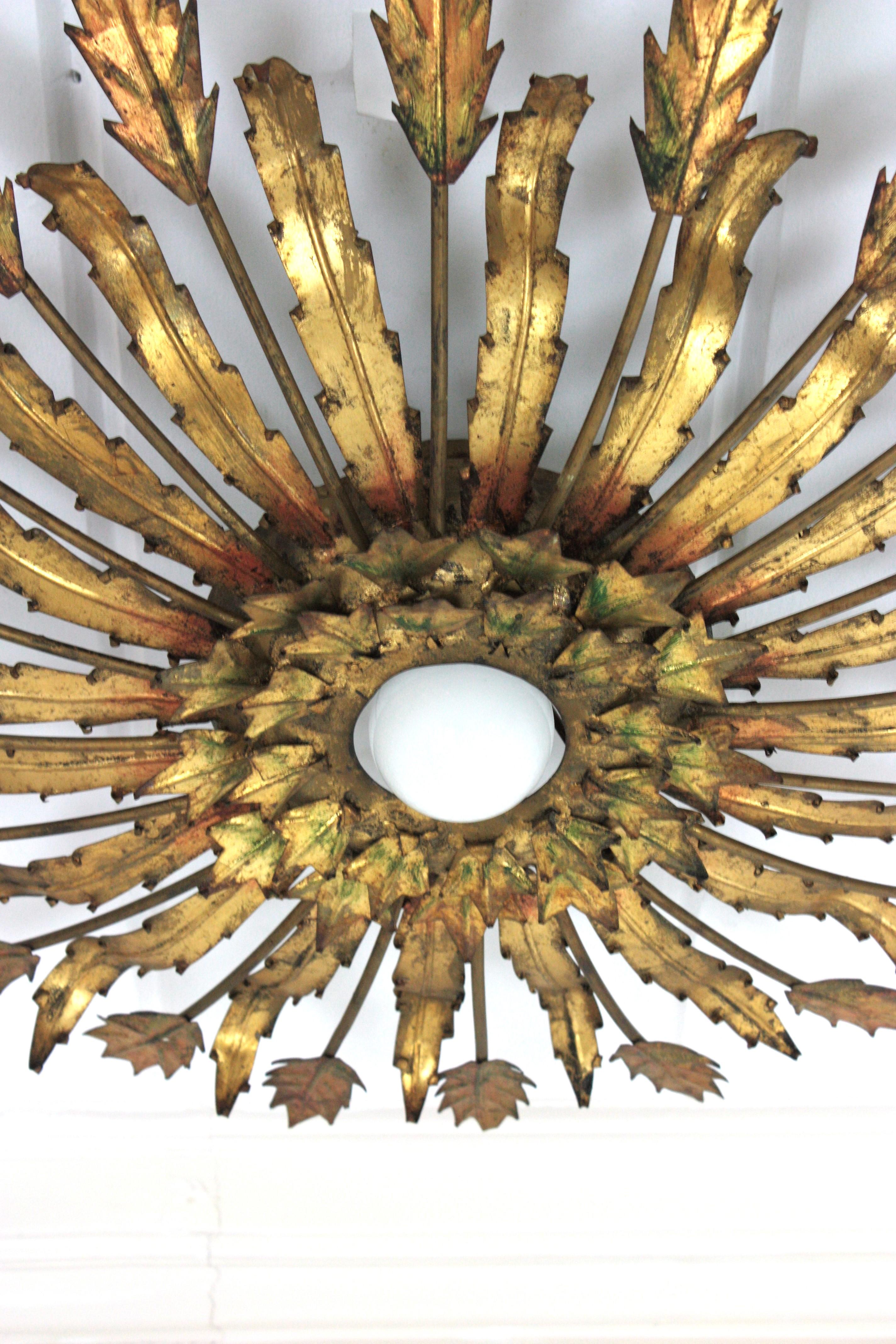 Gran aplique de sol con diseño de hojas en hierro dorado, 1950 en venta 2