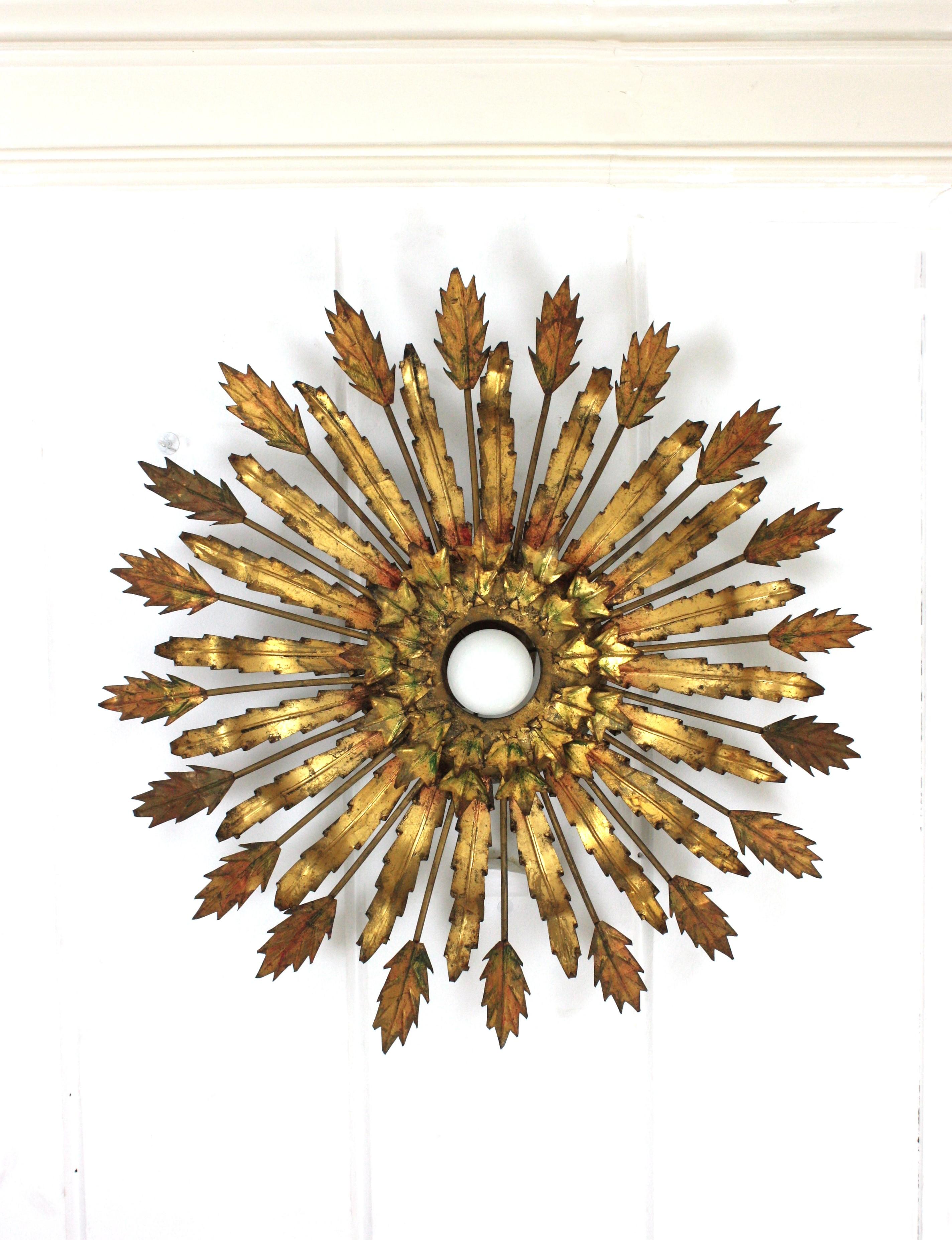 Gran aplique de sol con diseño de hojas en hierro dorado, 1950 en venta 3