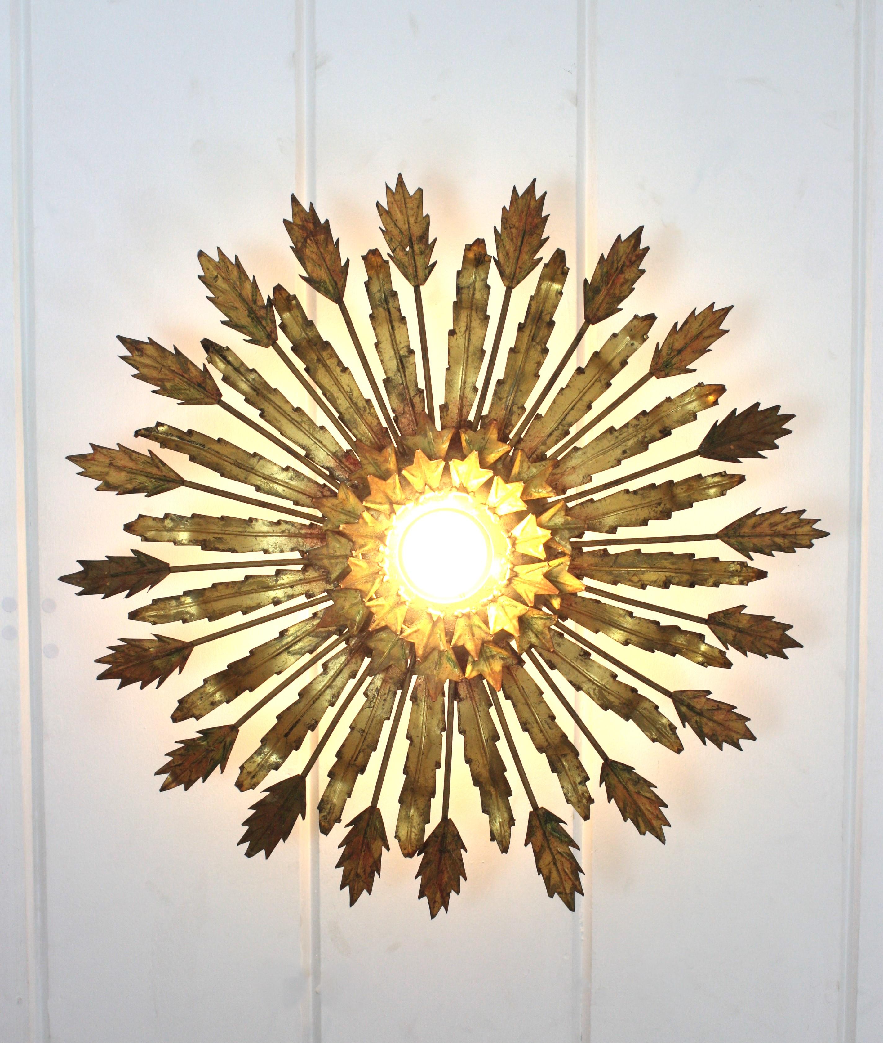Gran aplique de sol con diseño de hojas en hierro dorado, 1950 en venta 4