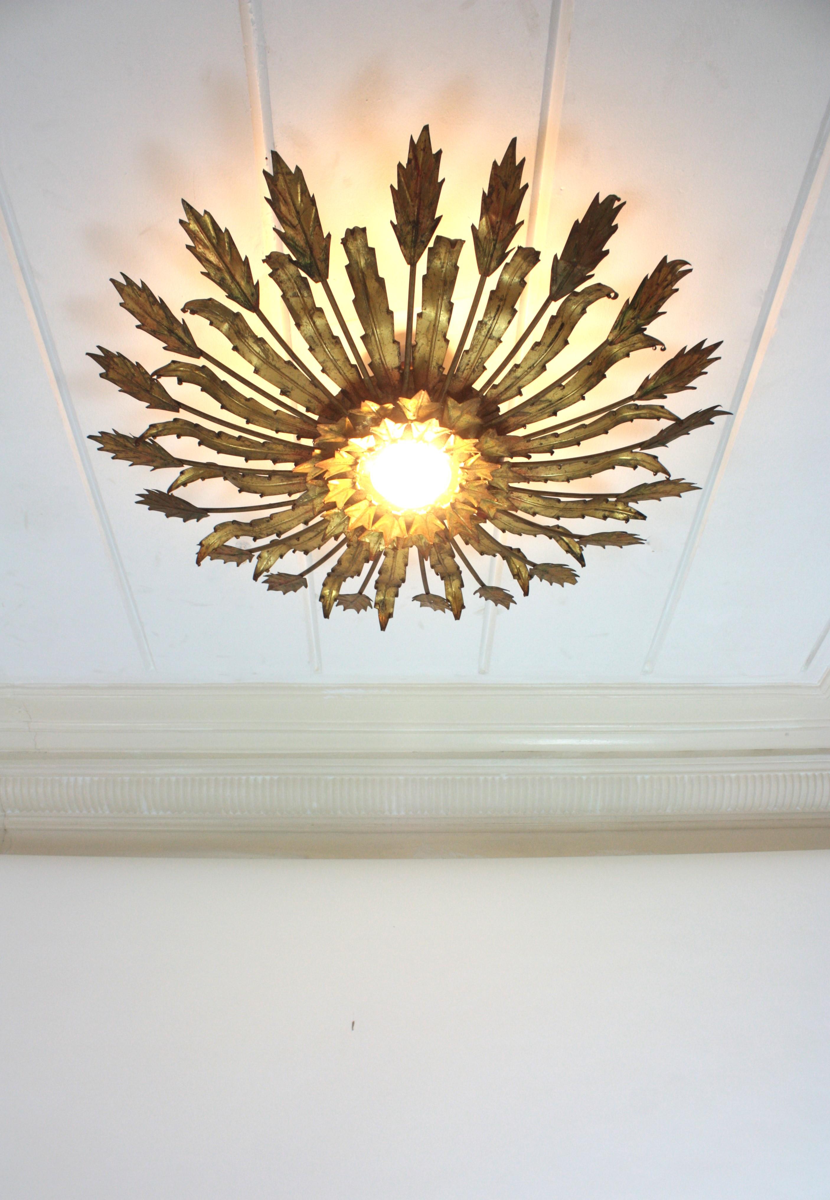 Gran aplique de sol con diseño de hojas en hierro dorado, 1950 en venta 5