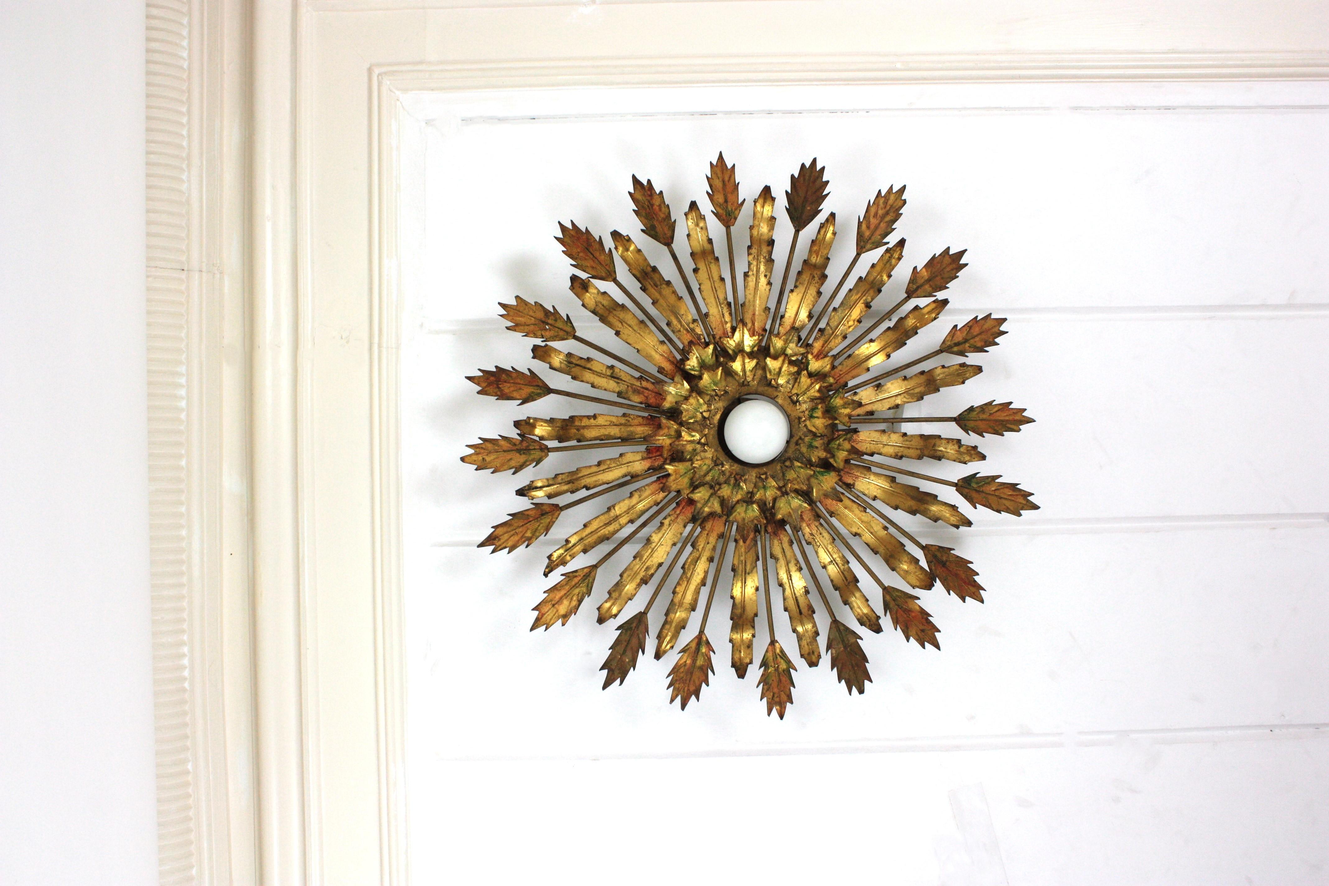 Gran aplique de sol con diseño de hojas en hierro dorado, 1950 en venta 6