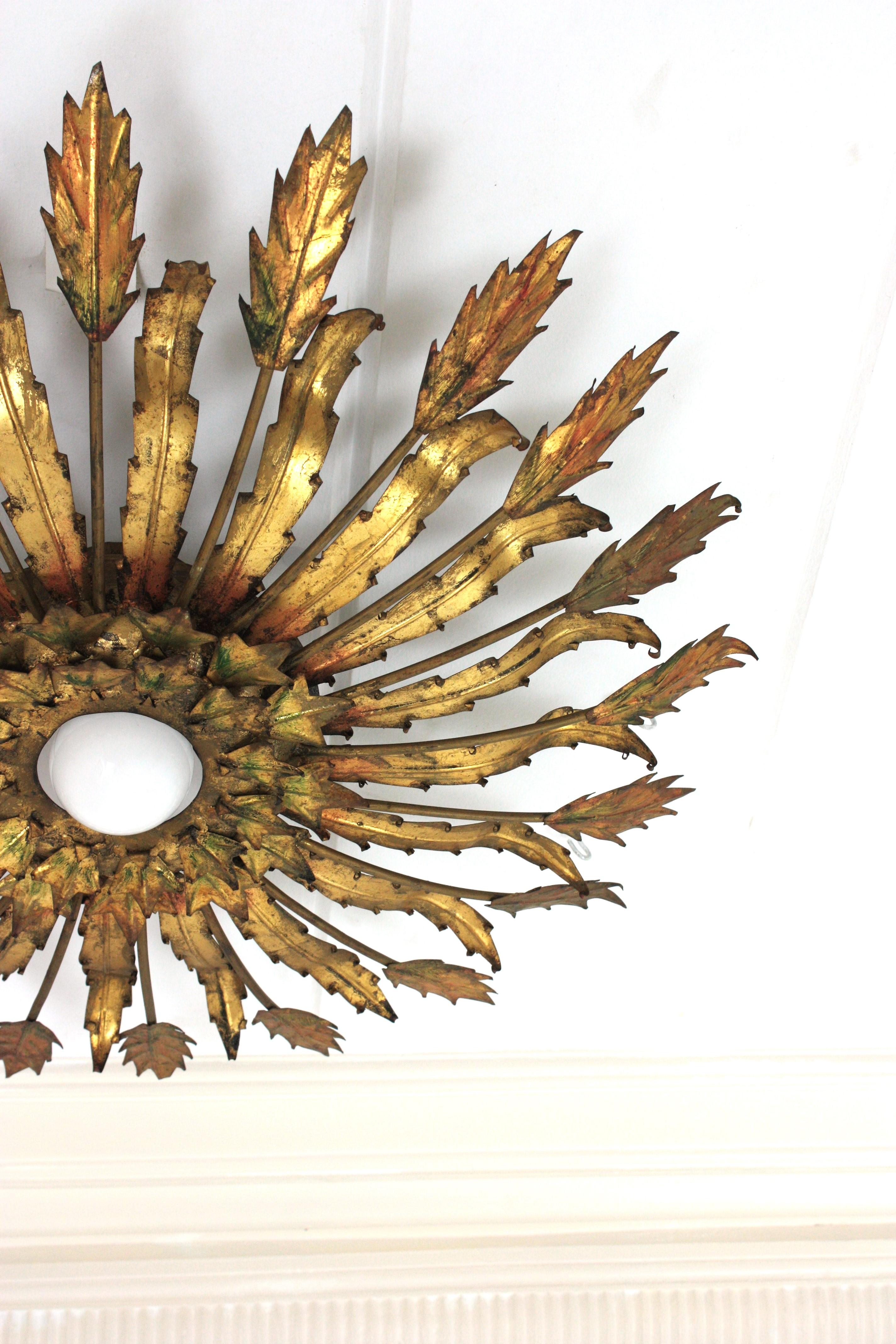 Gran aplique de sol con diseño de hojas en hierro dorado, 1950 en venta 9