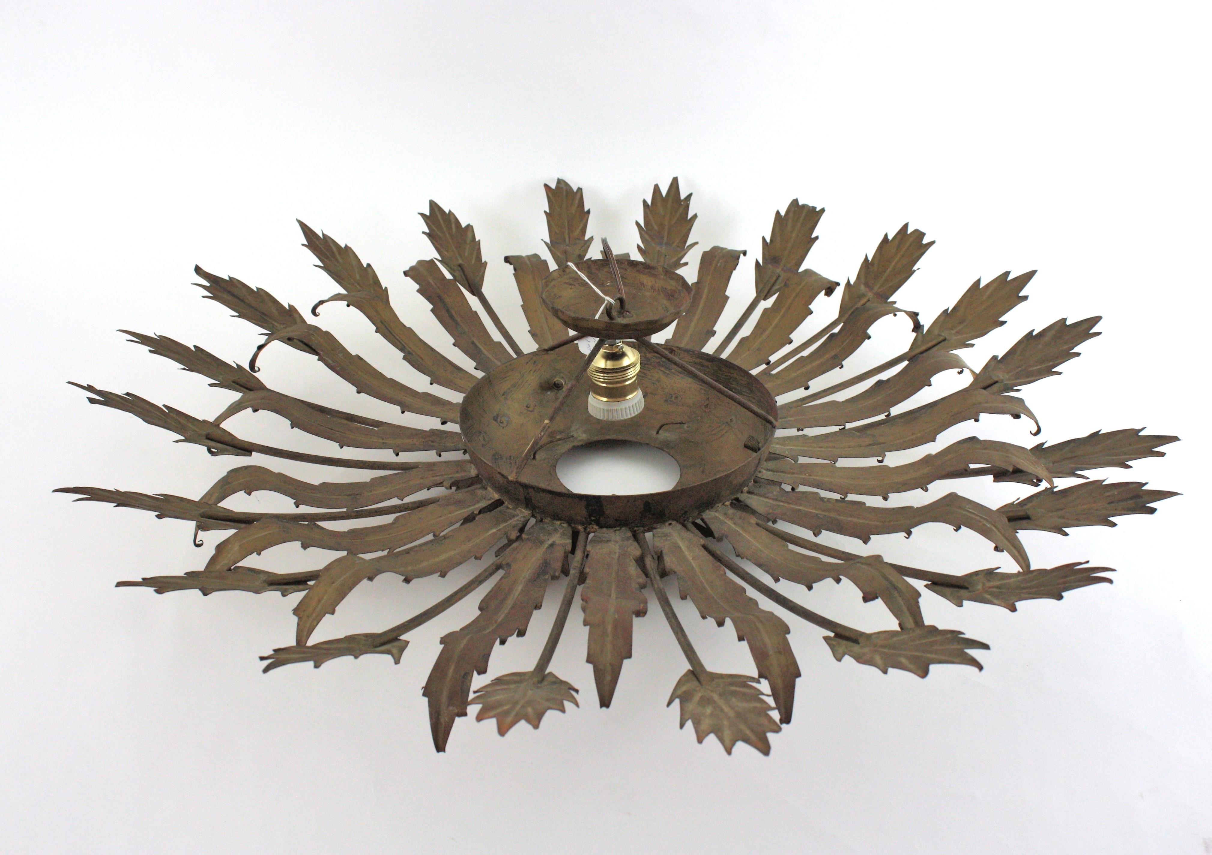 Gran aplique de sol con diseño de hojas en hierro dorado, 1950 en venta 12