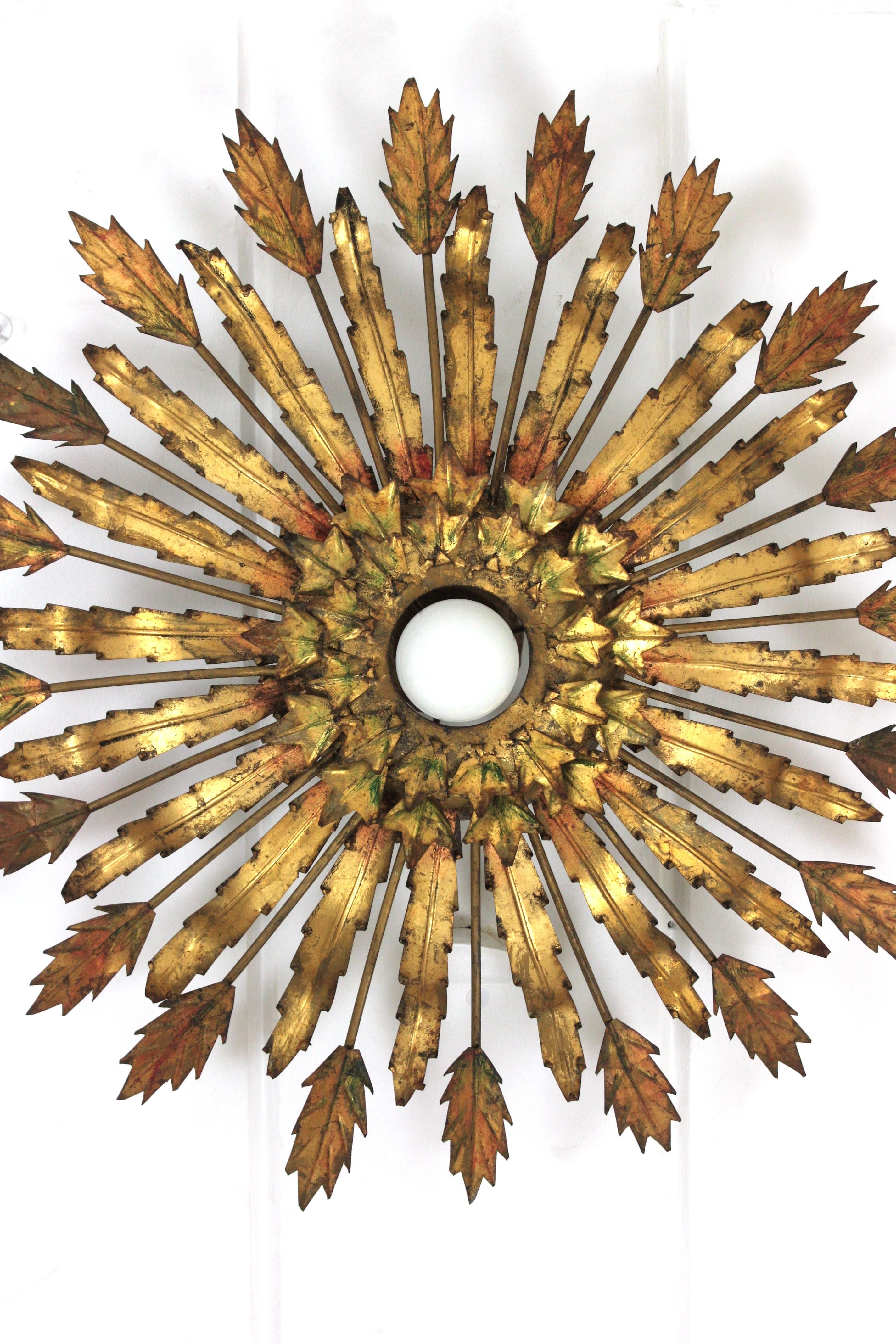Gran aplique de sol con diseño de hojas en hierro dorado, 1950 Español en venta