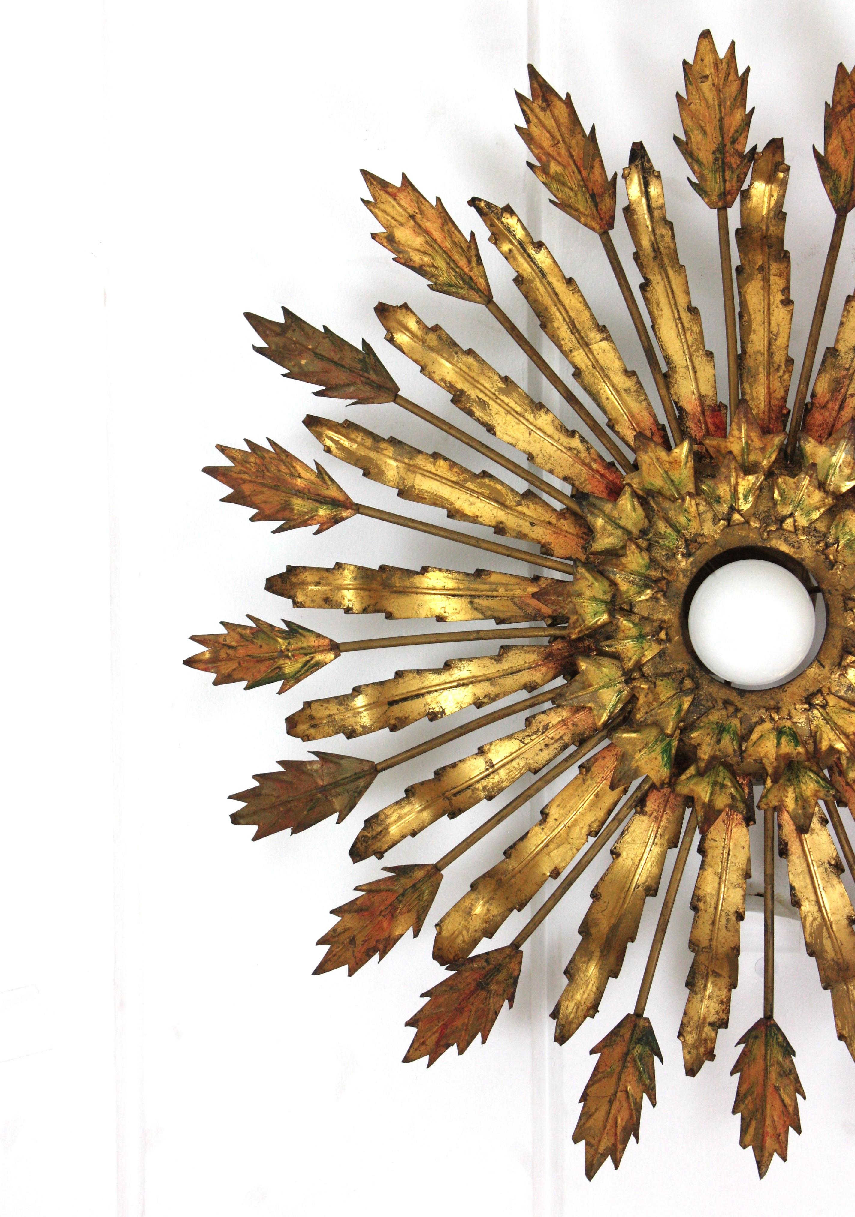 Gran aplique de sol con diseño de hojas en hierro dorado, 1950 Martillado en venta