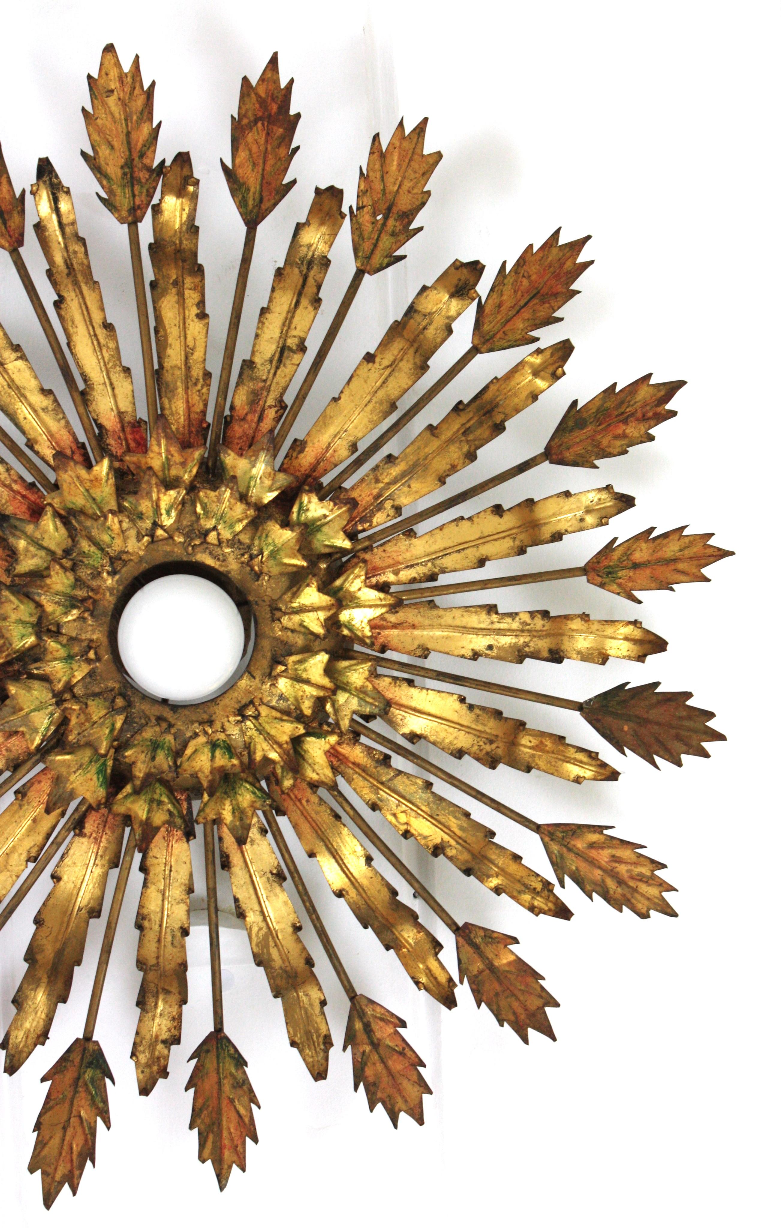 Gran aplique de sol con diseño de hojas en hierro dorado, 1950 en Bueno estado para la venta en Barcelona, ES