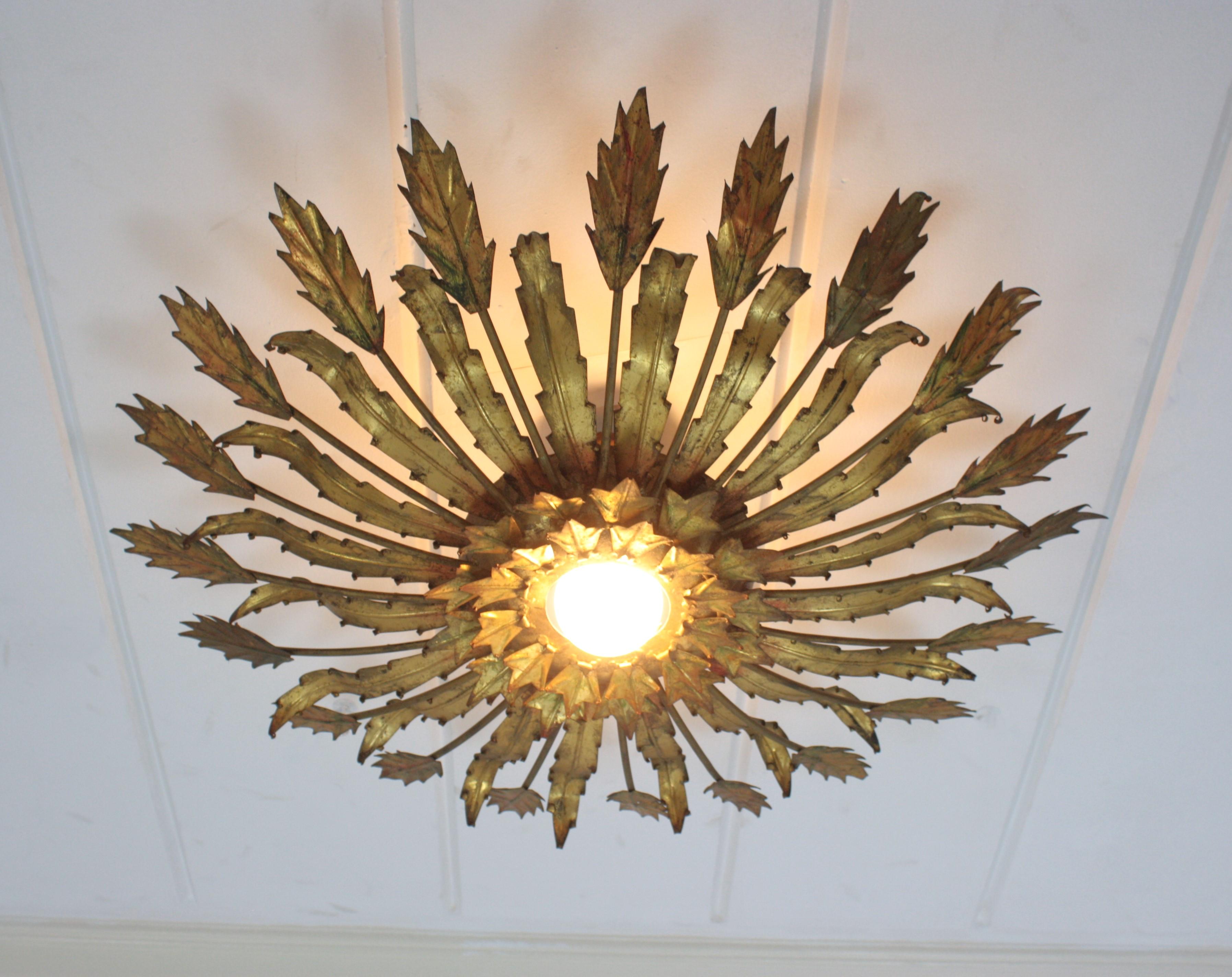 Gran aplique de sol con diseño de hojas en hierro dorado, 1950 siglo XX en venta