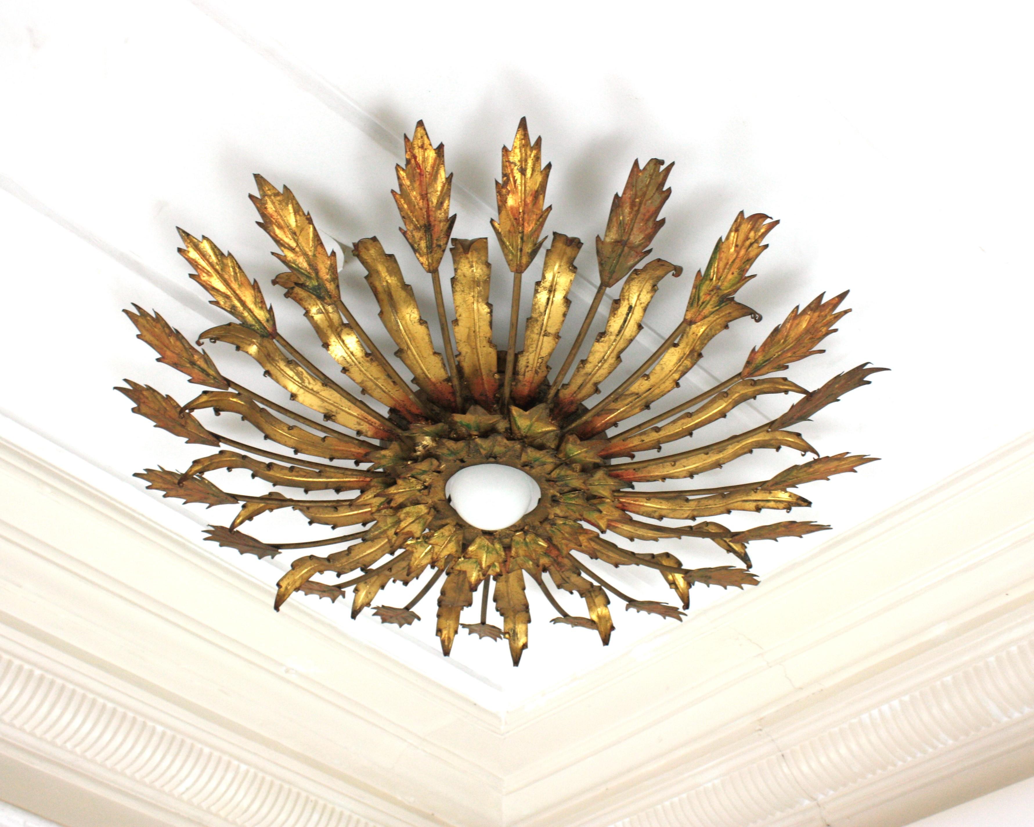 Gran aplique de sol con diseño de hojas en hierro dorado, 1950 Metal en venta