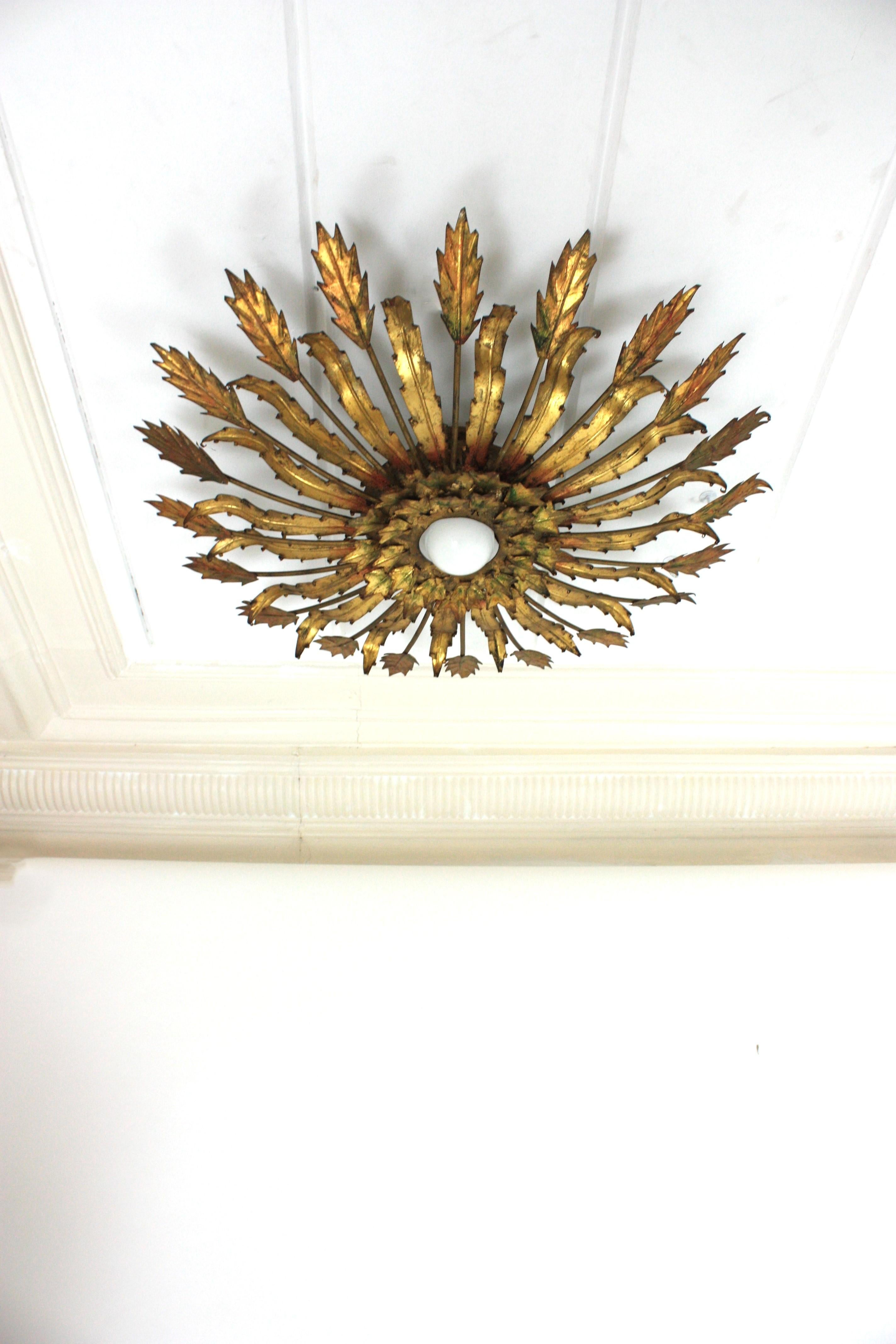 Gran aplique de sol con diseño de hojas en hierro dorado, 1950 en venta 1