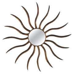 Grande specchio a raggiera in ferro dorato, stile Gilbert Poillerat, Francia 1940