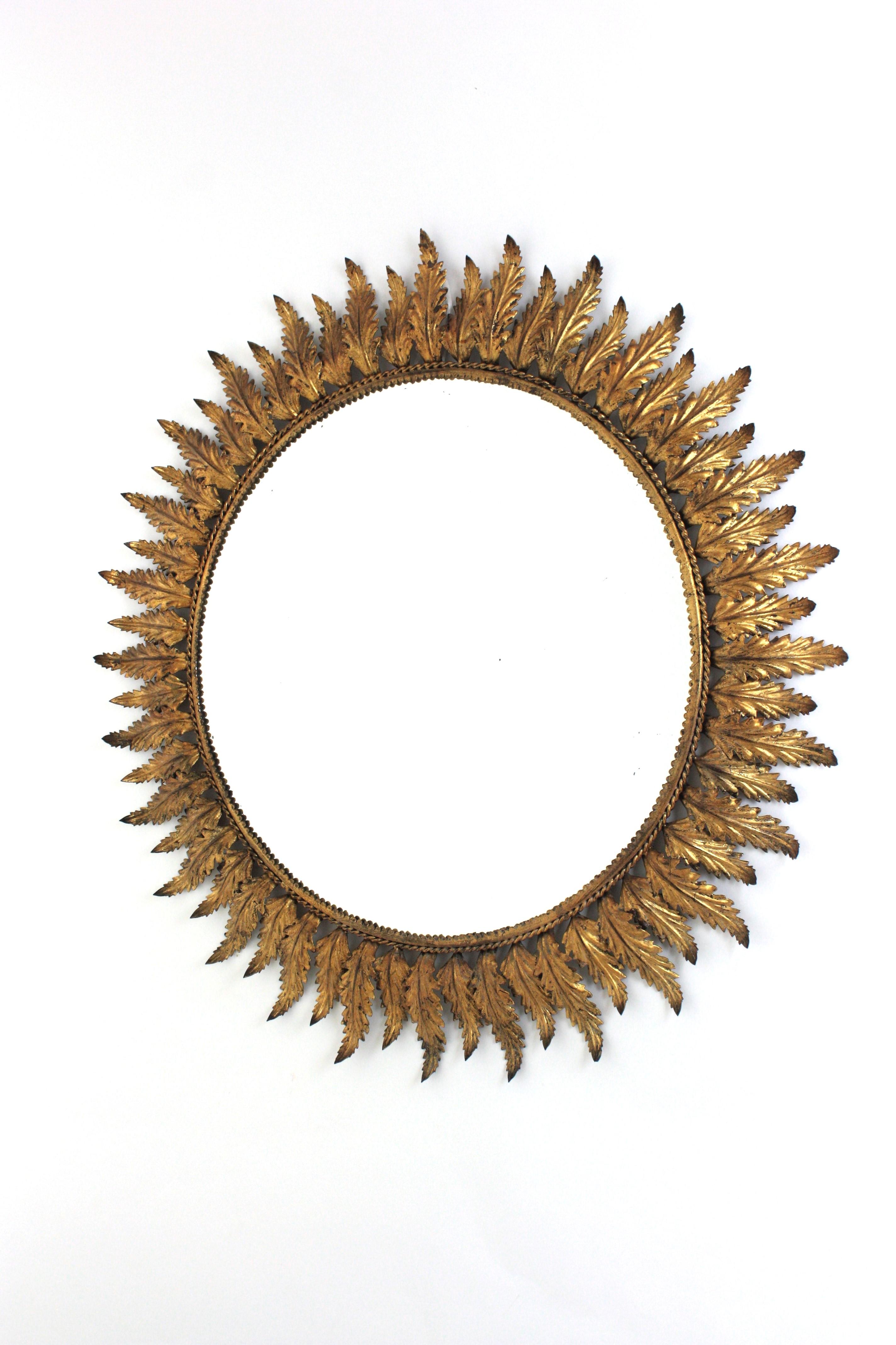 Grande specchio a raggiera in metallo dorato con cornice a fogliame, Spagna, anni '50 in vendita 5