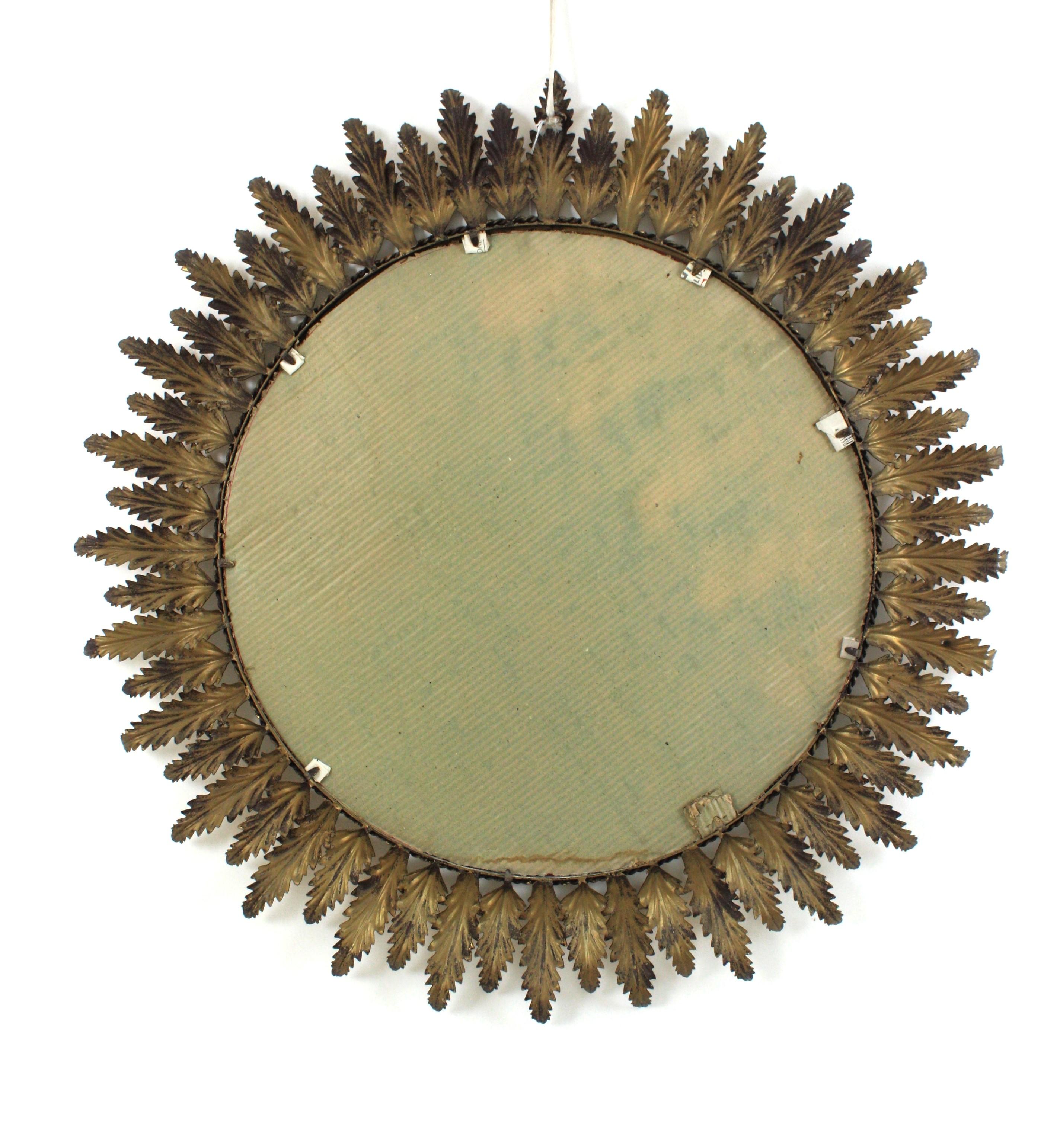 Grande specchio a raggiera in metallo dorato con cornice a fogliame, Spagna, anni '50 in vendita 6