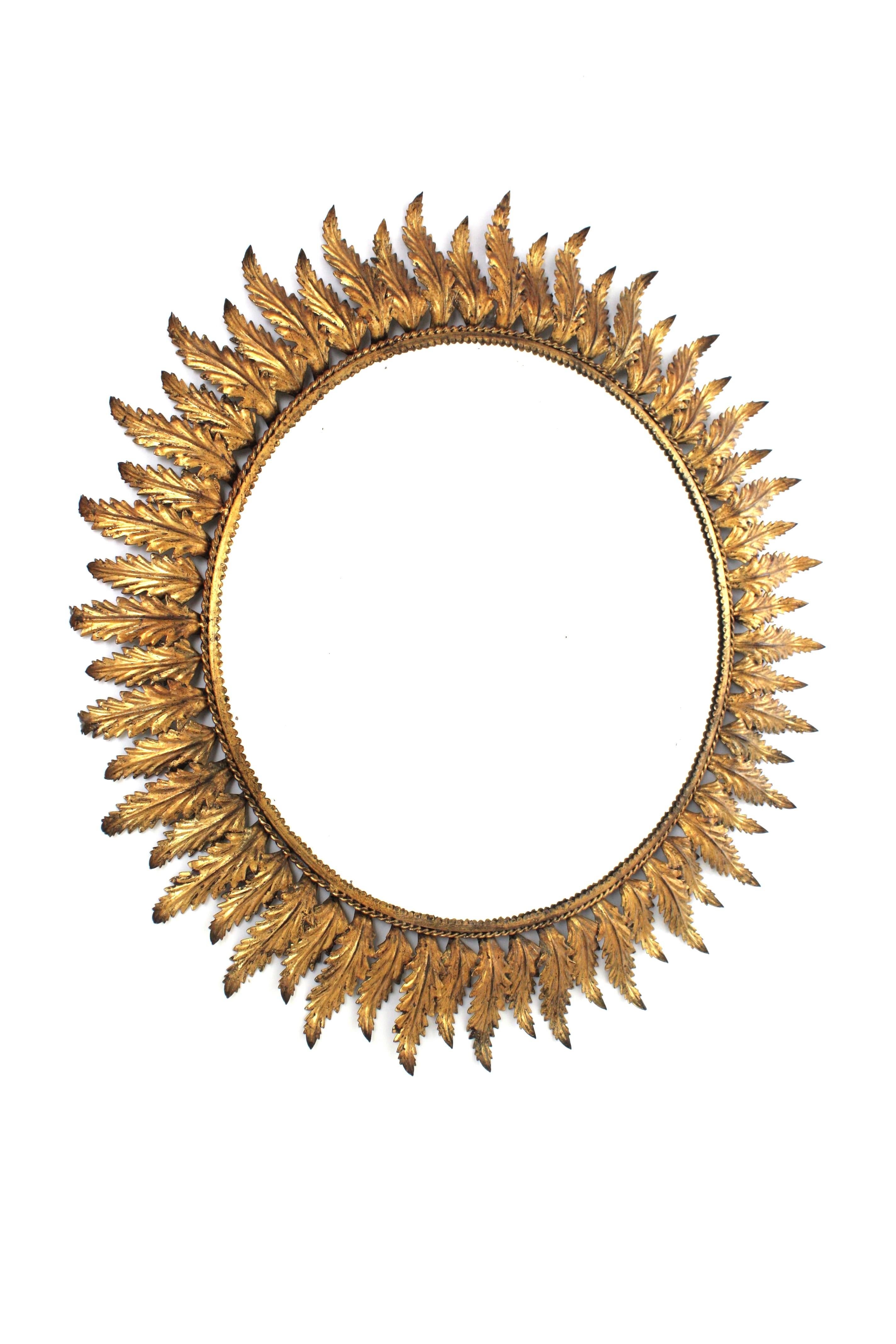 Mid-Century moderno Grande specchio a raggiera in metallo dorato con cornice a fogliame, Spagna, anni '50 in vendita