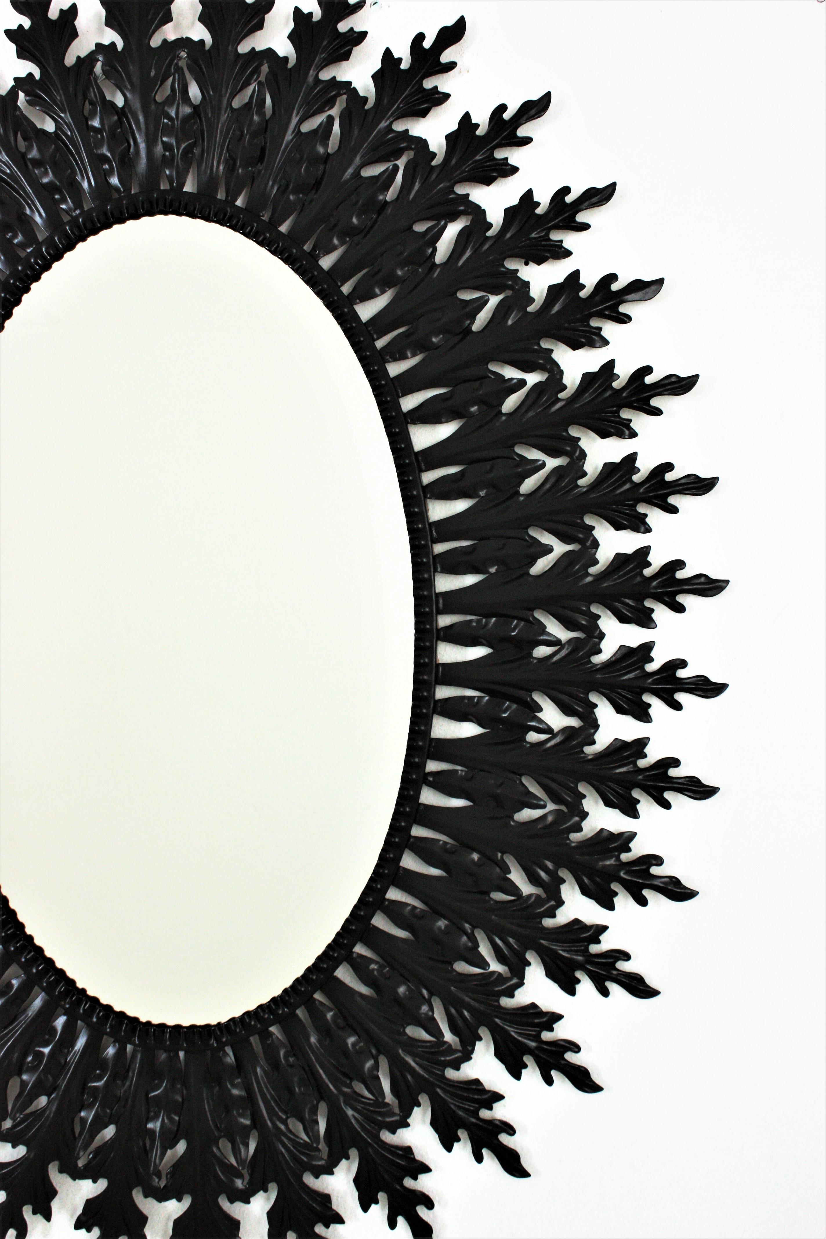 XX secolo Specchio ovale Sunburst di grandi dimensioni in ferro laccato nero in vendita
