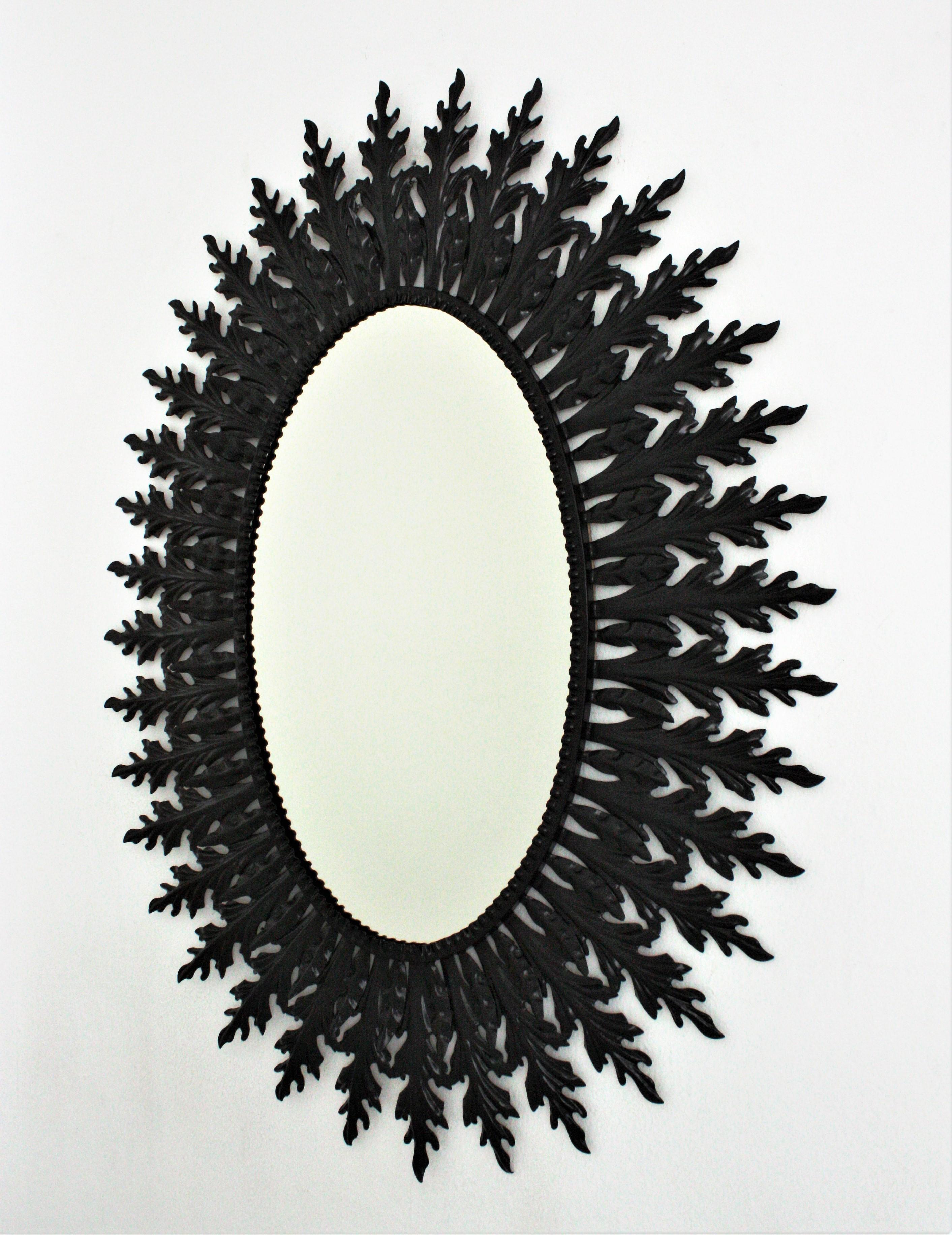 Grand miroir ovale Sunburst en fer laqué noir en vente 1