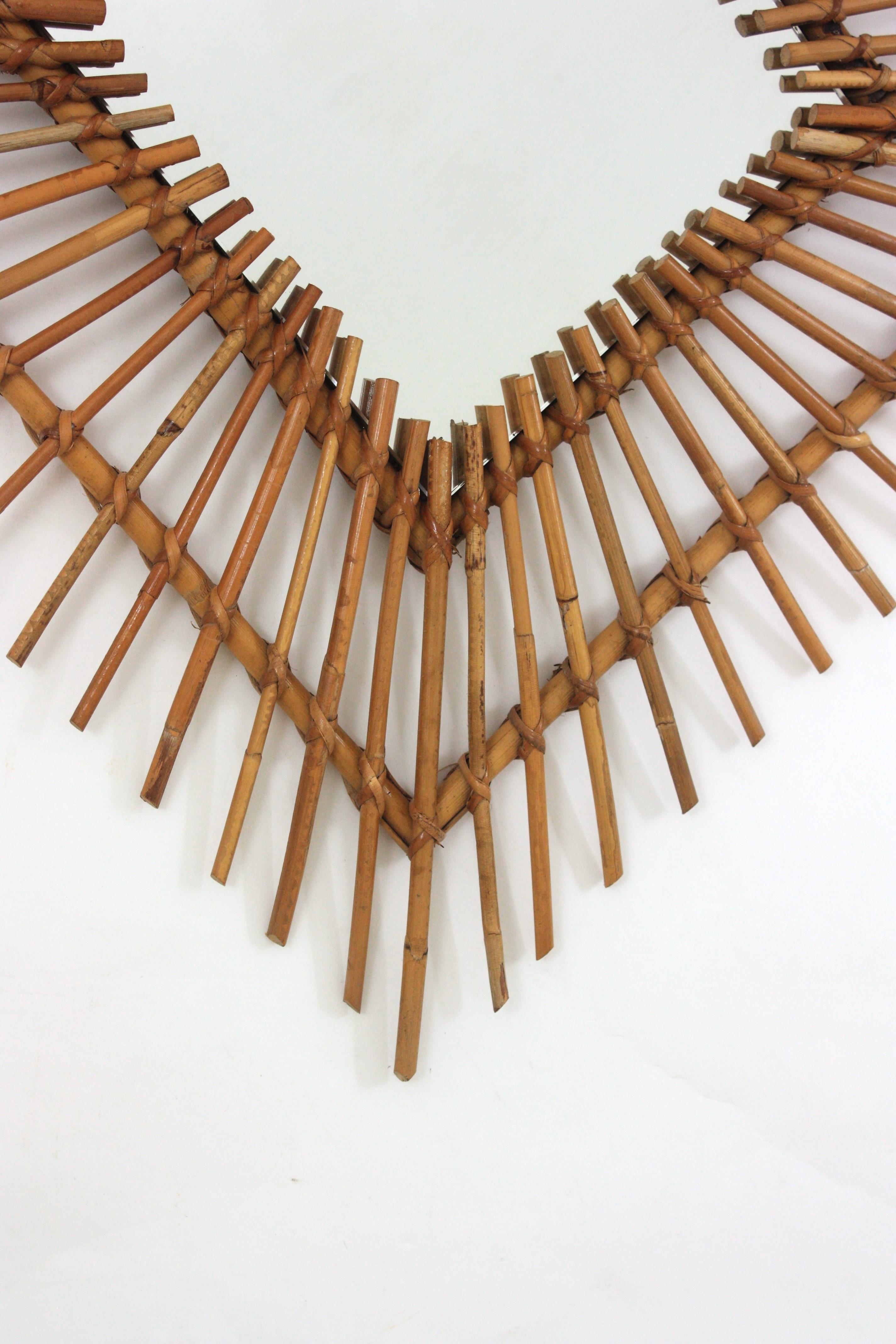 Gran espejo de pared Sunburst Rhombus de ratán, España, años 60 en venta 2