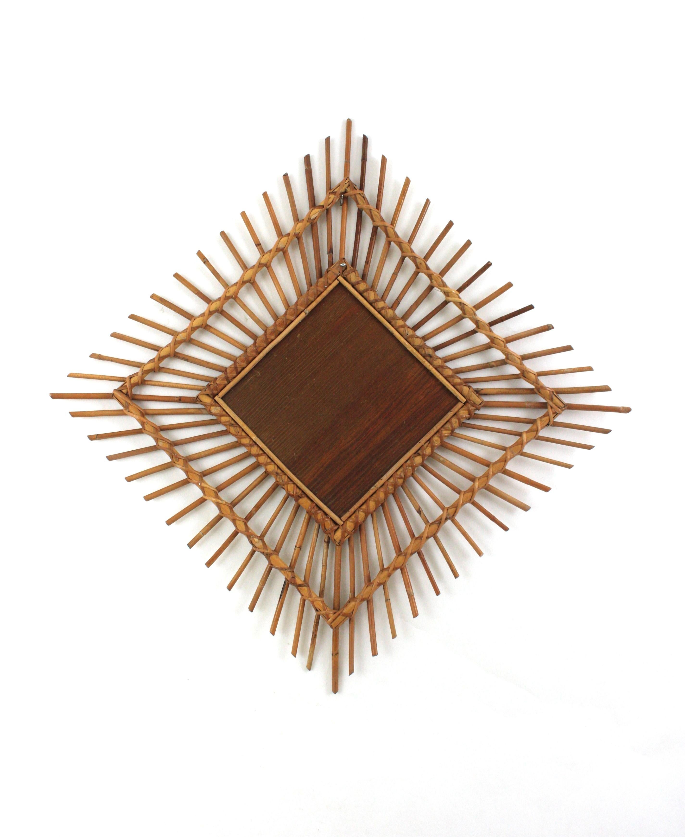 Gran espejo de pared Sunburst Rhombus de ratán, España, años 60 en venta 3
