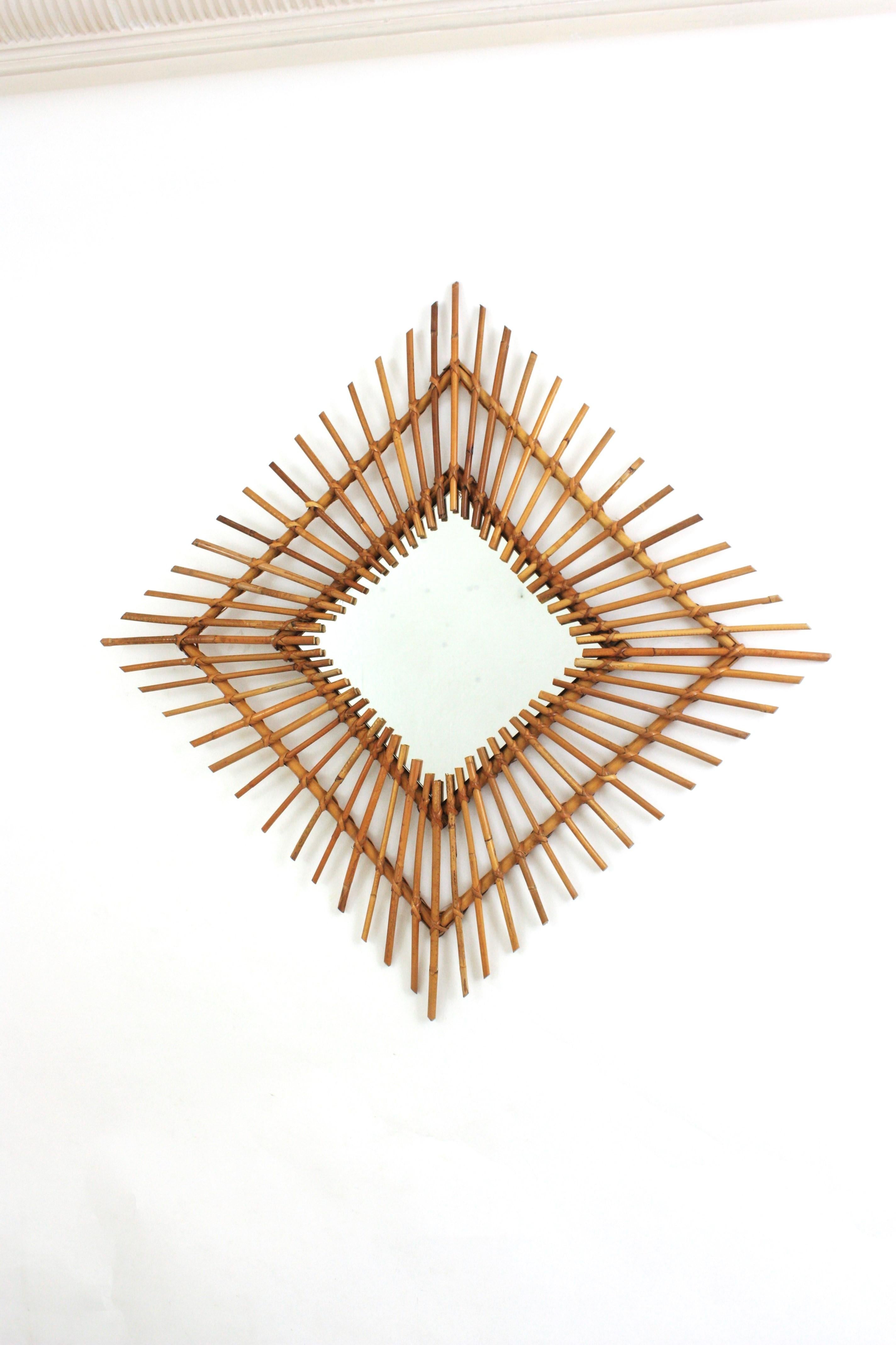 Espejo artesanal de ratán o mimbre con forma de rombo, España, años 60.
Este espejo de ratán puede colocarse en dos posiciones, como rombo o como cuadrado. Será una buena elección para la decoración de una casa en la playa o en el campo o para