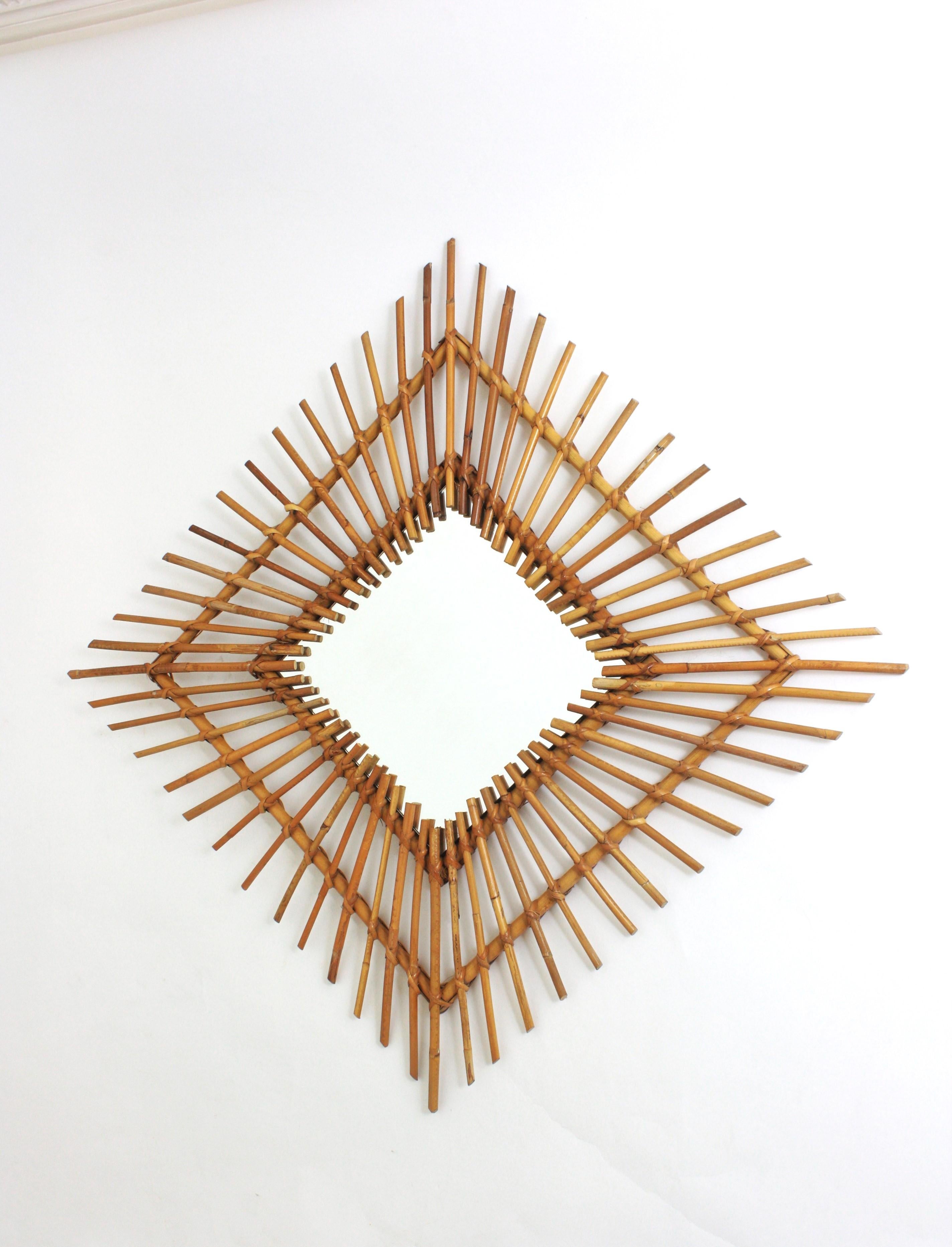 Gran espejo de pared Sunburst Rhombus de ratán, España, años 60 Moderno de mediados de siglo en venta